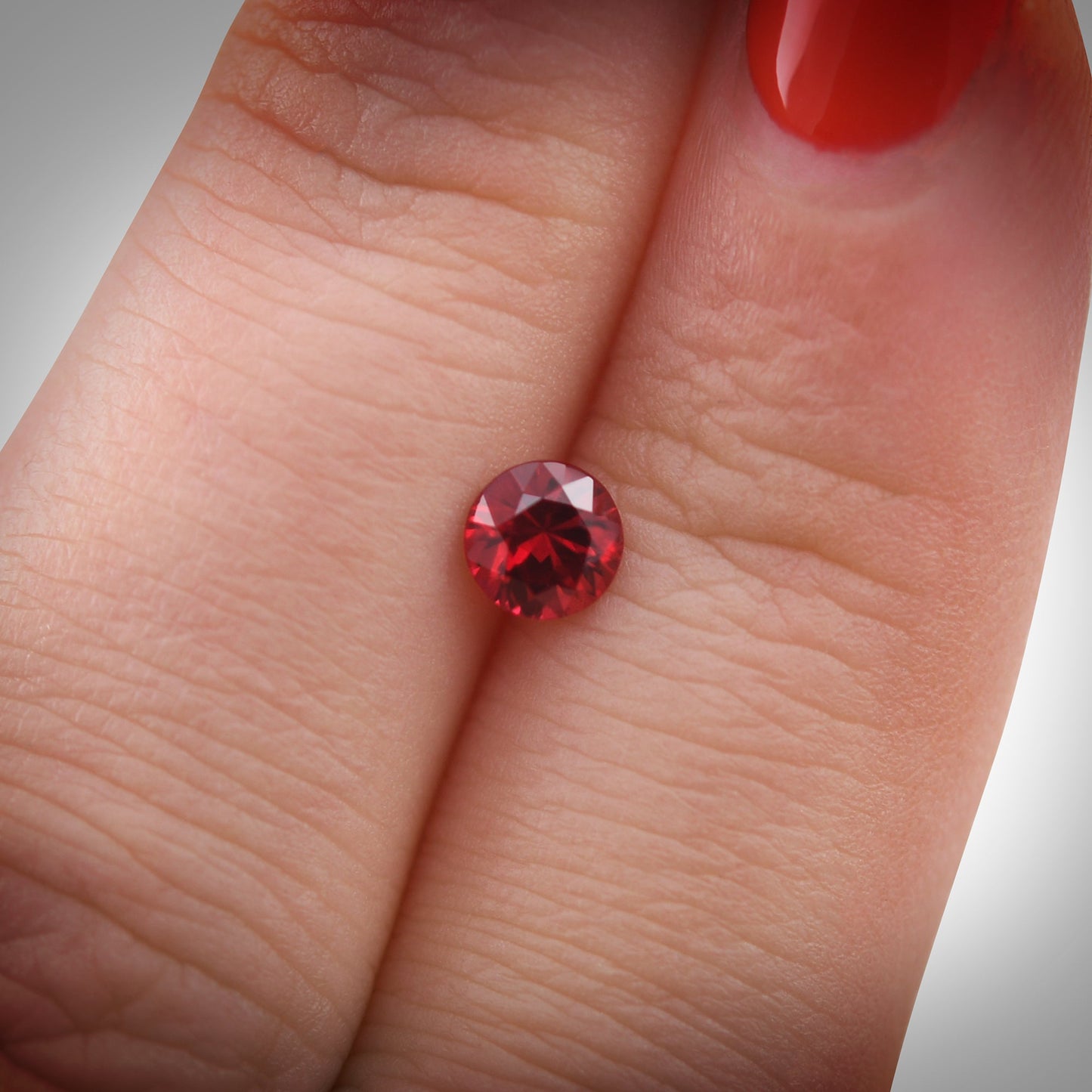 0,59 Karat roter runder Rubin aus Mosambik
