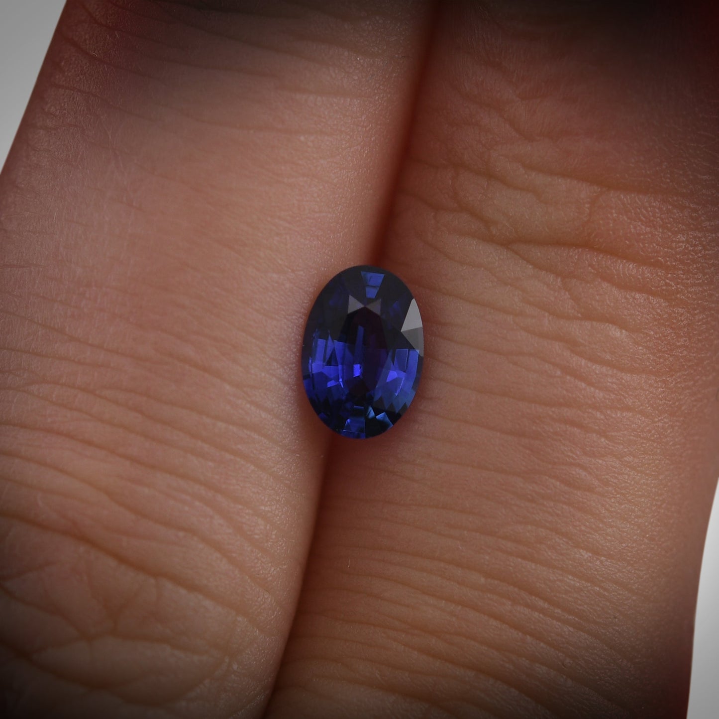 0,77 Karat blauer ovaler Saphir aus Sri Lanka