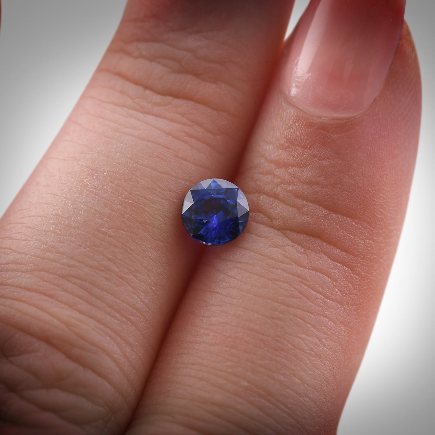 0,90 Karat blauer runder Saphir aus Sri Lanka