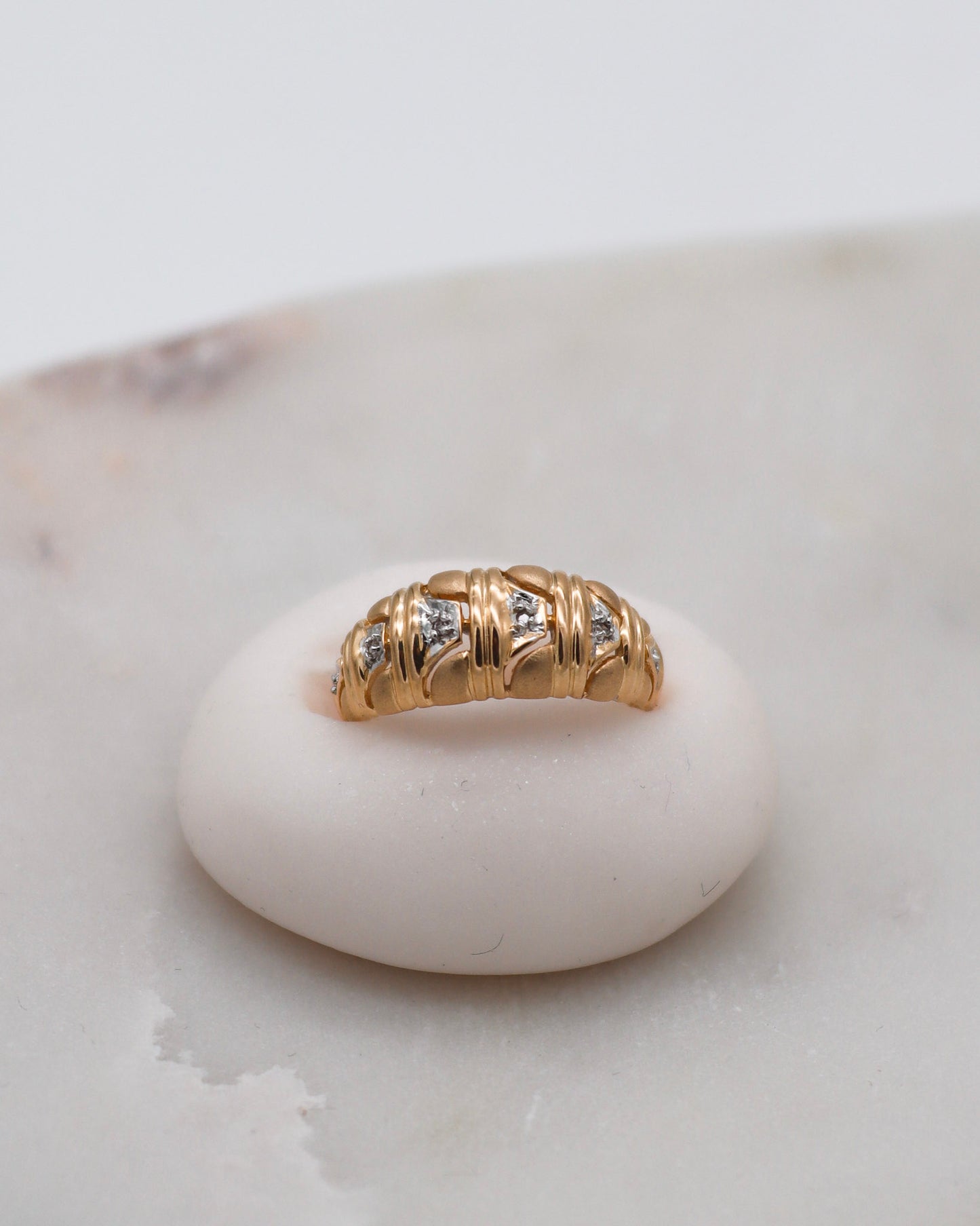 Vintage-Ring Raquel mit 0.02ct Brillanten, breite Croissant-Ringschiene in 585/-Gelb- & Weißgold – elegantes Bicolor-Design aus München und Augsburg
