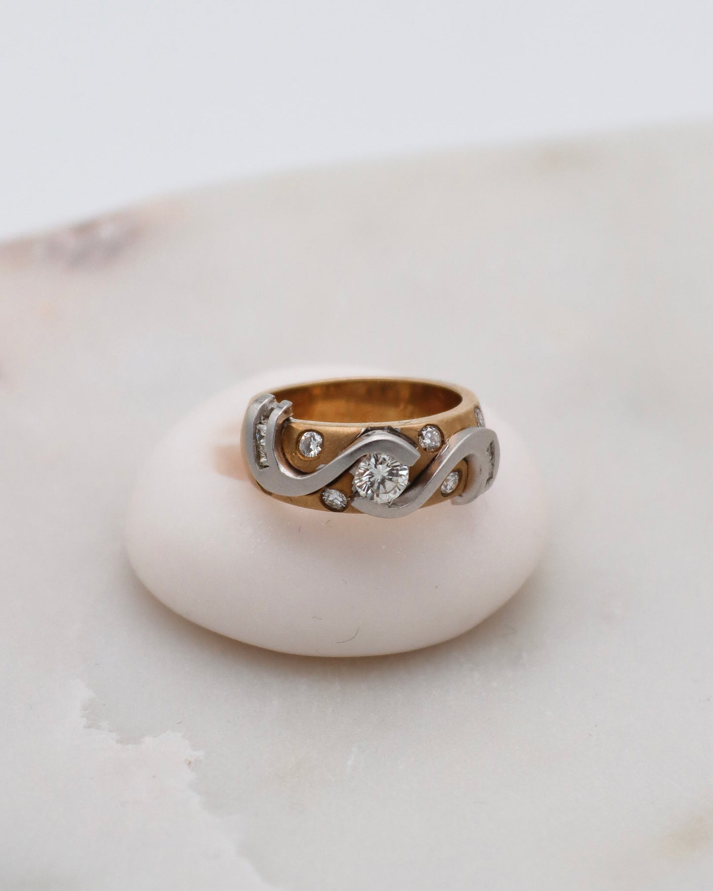 Vintage-Ring Sophia mit 1.10ct Brillanten & Princess Cut Diamanten, Wellenform in 585/-Gelb- & Weißgold – erhältlich in München und Augsburg