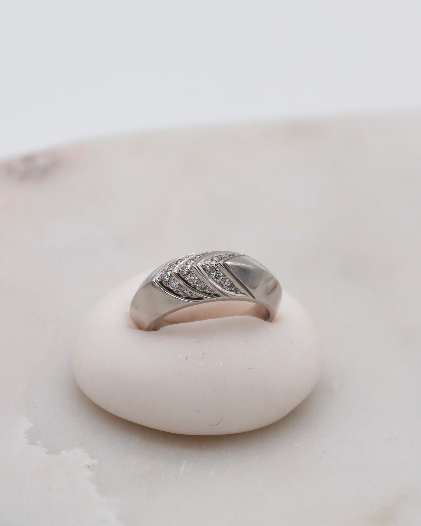 Vintage-Ring Ursula mit 0.19ct Brillanten im Chevron-Tressenmuster aus 750/-Weißgold – elegantes Design, erhältlich in München und Augsburg