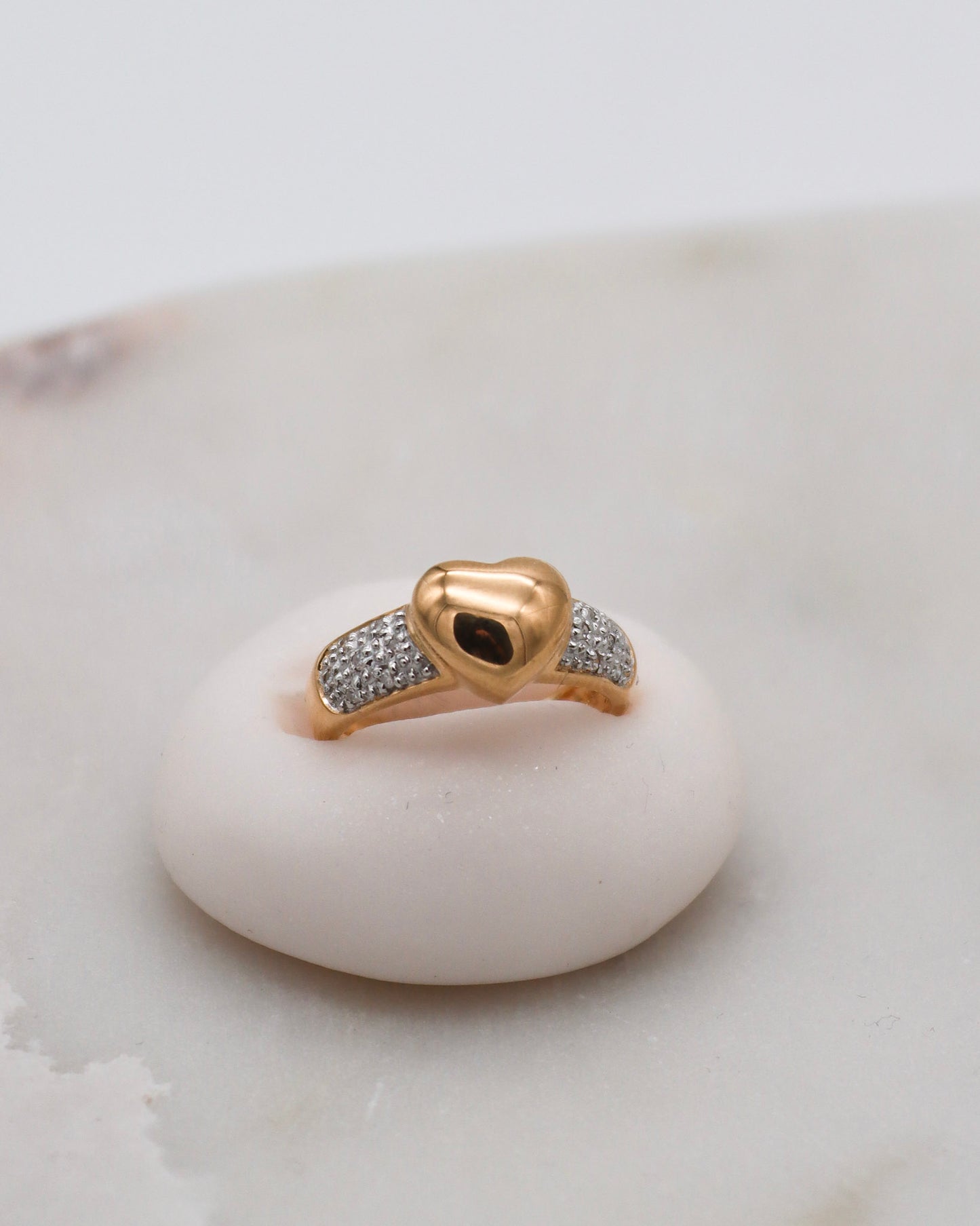 Vintage-Ring Wendy mit 0.08ct Diamanten im Herzdesign aus 585/-Gelb- & Weißgold – romantischer Bicolor-Ring, erhältlich in München und Augsburg