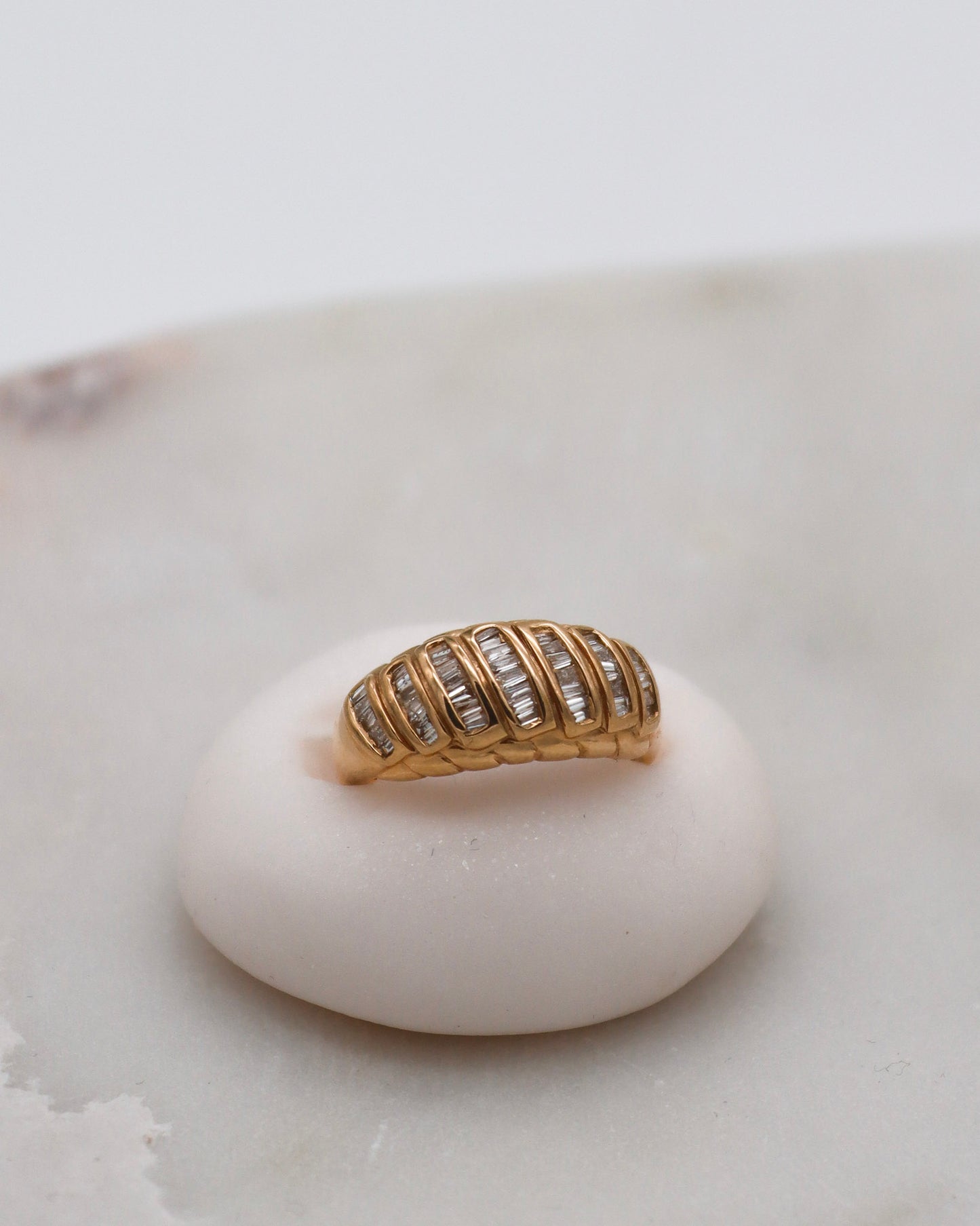Vintage-Ring Yolande mit 0.5ct tapered Baguette-Diamanten im Chevron-Tressenmuster, Croissant-Ringschiene aus 585/-Gelbgold – München und Augsburg