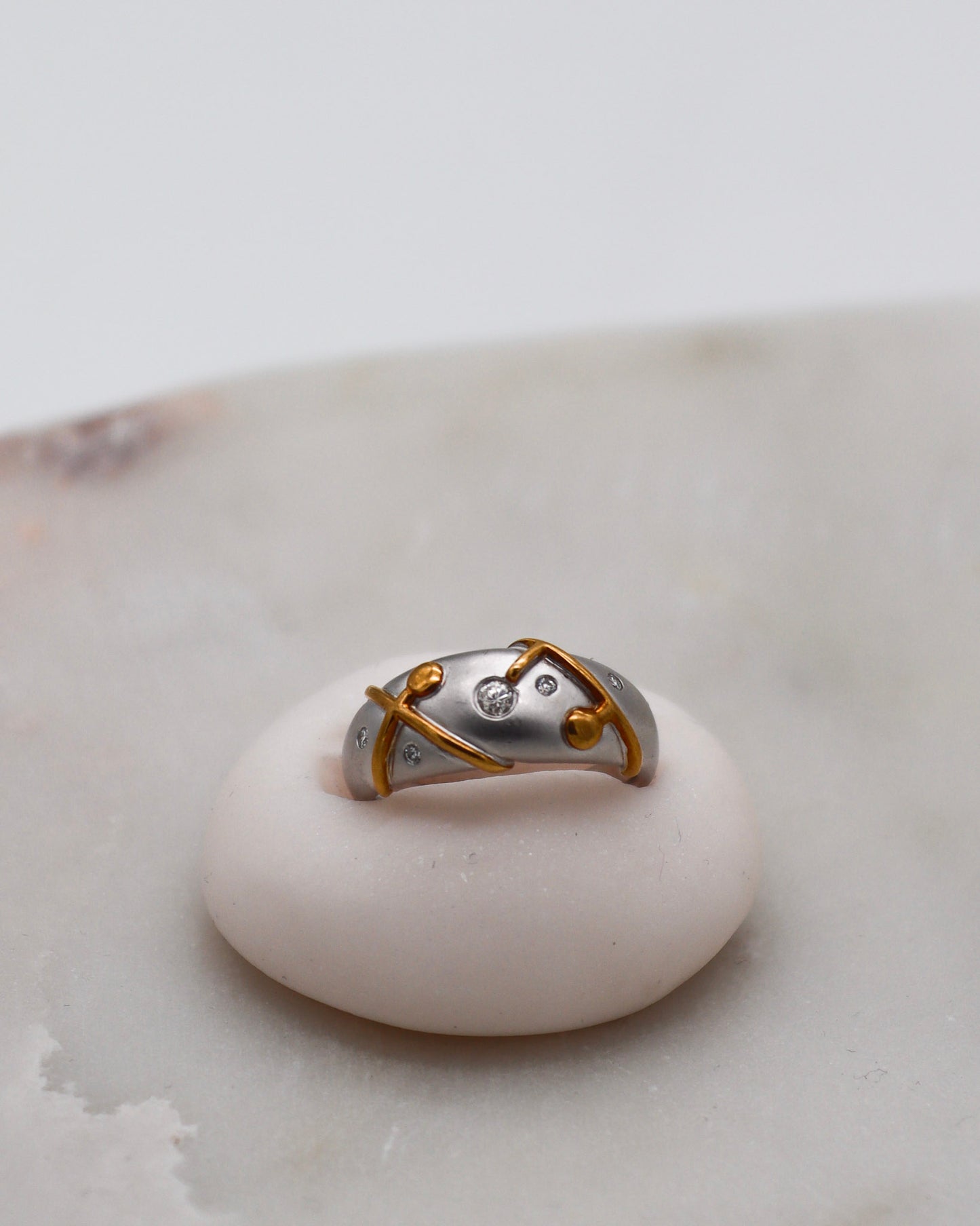 Vintage-Ring Adrienne mit 0.13ct Brillanten im Punkt-Strich-Muster, 950/-Platin & 750/-Gelbgold – moderner Bicolor-Look aus München und Augsburg