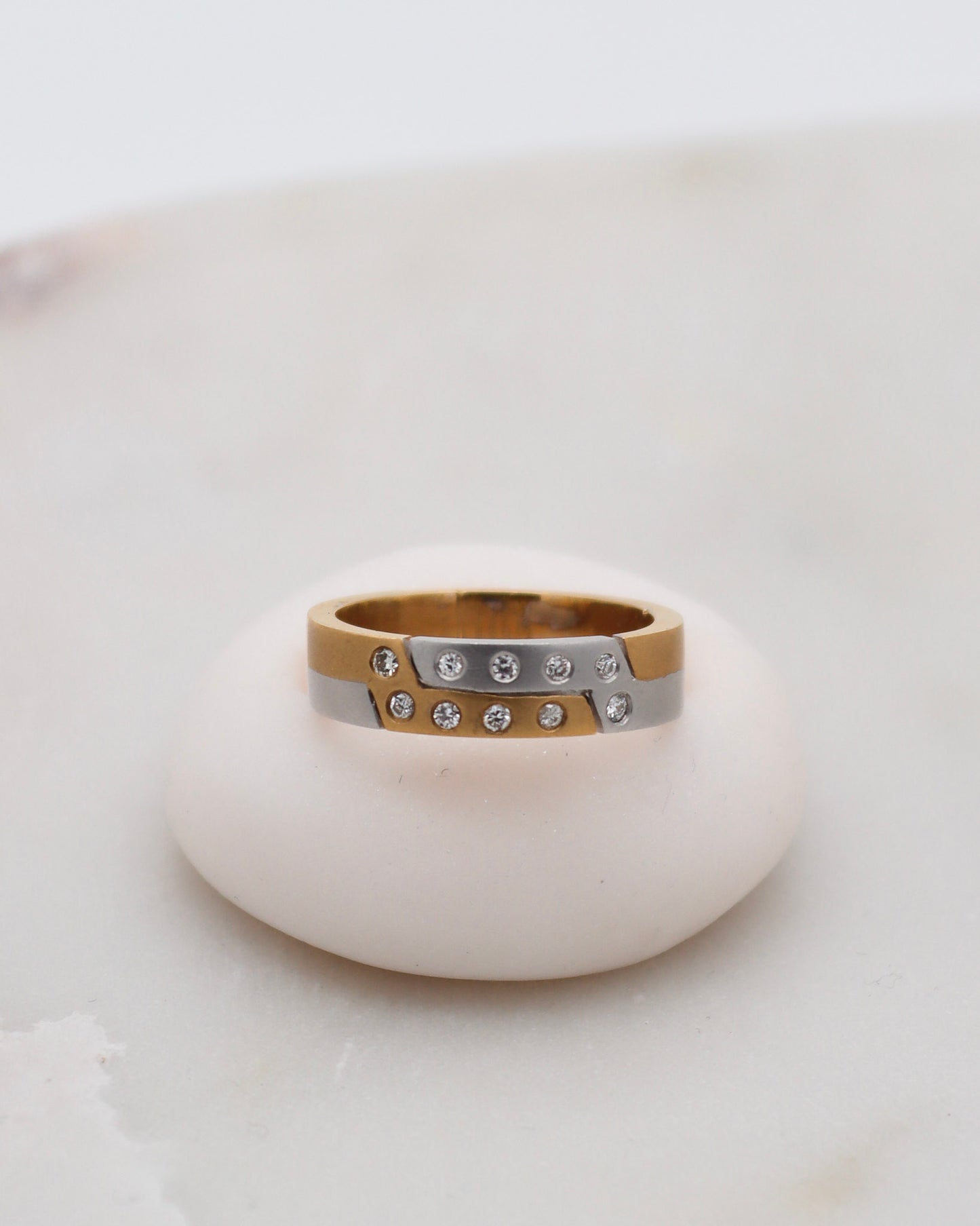 Vintage-Ring Celina mit 0.20ct Brillanten, eckige Ringschiene in 750/-Gelb- & Weißgold – futuristisches Bicolor-Design aus München und Augsburg