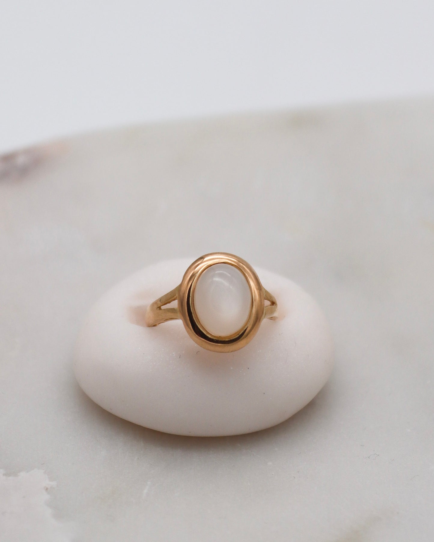 Vintage-Ring Alicia mit 0.7ct ovalem Mondstein in Cathedral-Fassung, gespaltene Ringschiene aus 585/-Gelbgold – erhältlich in München und Augsburg