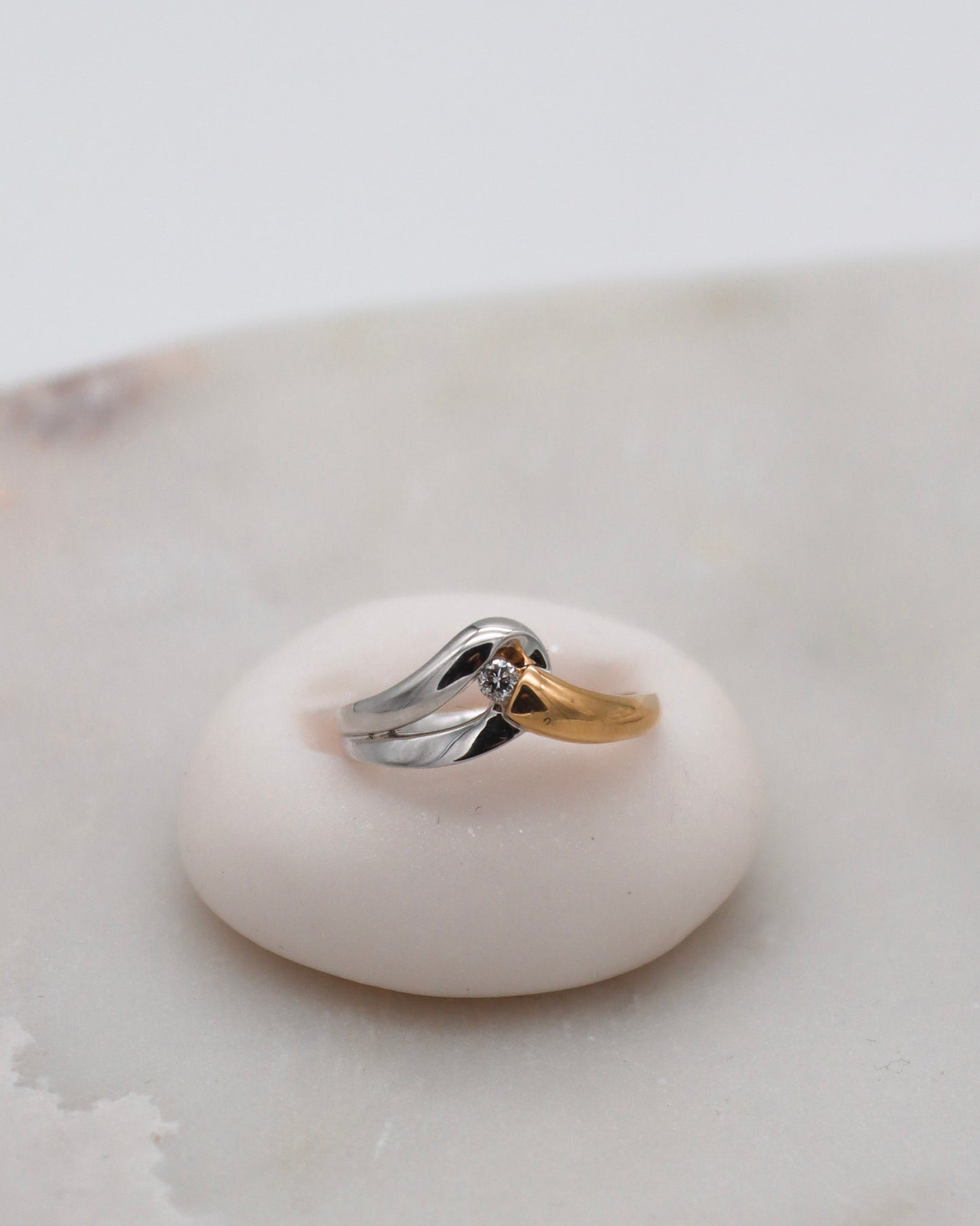 Vintage-Ring Brittany mit 0.07ct Brillant, geschwungene Bicolor-Ringschiene aus 585/-Gelb- & Weißgold – erhältlich in München und Augsburg