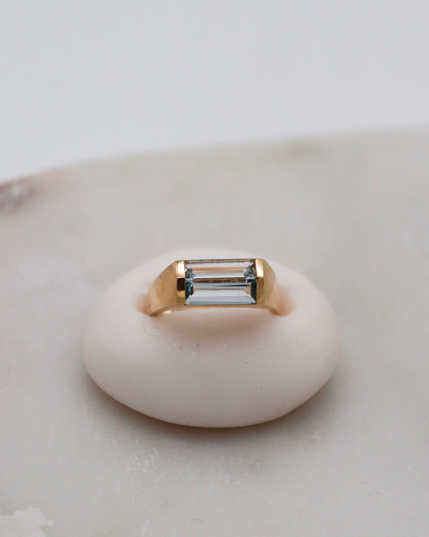 Vintage-Ring Christina mit 1.64ct Aquamarin im Baguette-Stil, Invisible Setting & kantige Ringschiene aus 585/-Gelbgold – München und Augsburg