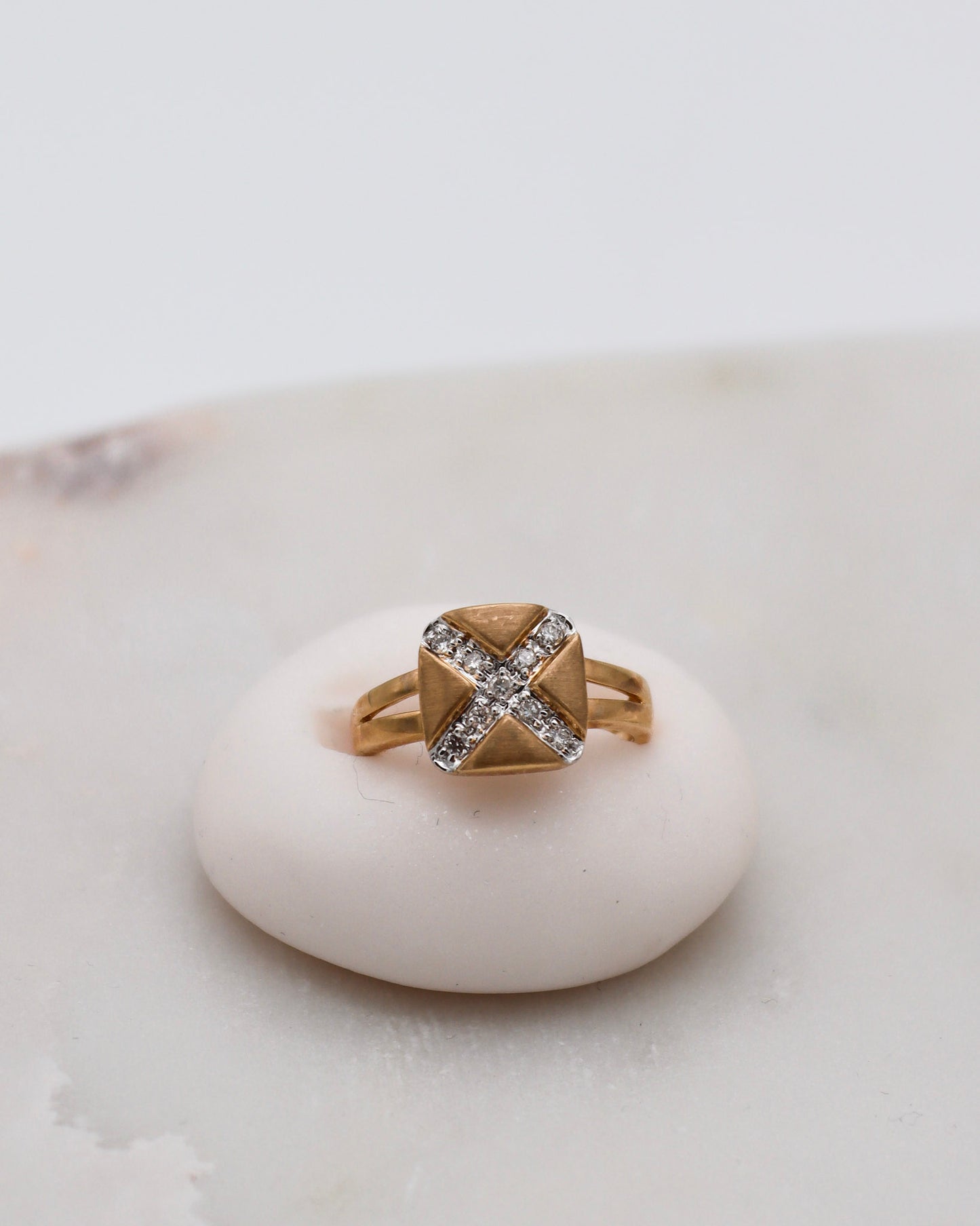 Vintage-Ring Dominique mit 0.18ct Brillanten im Kreuzdesign, gespaltene Bicolor-Ringschiene aus 585/-Gelb- & Weißgold – München und Augsburg