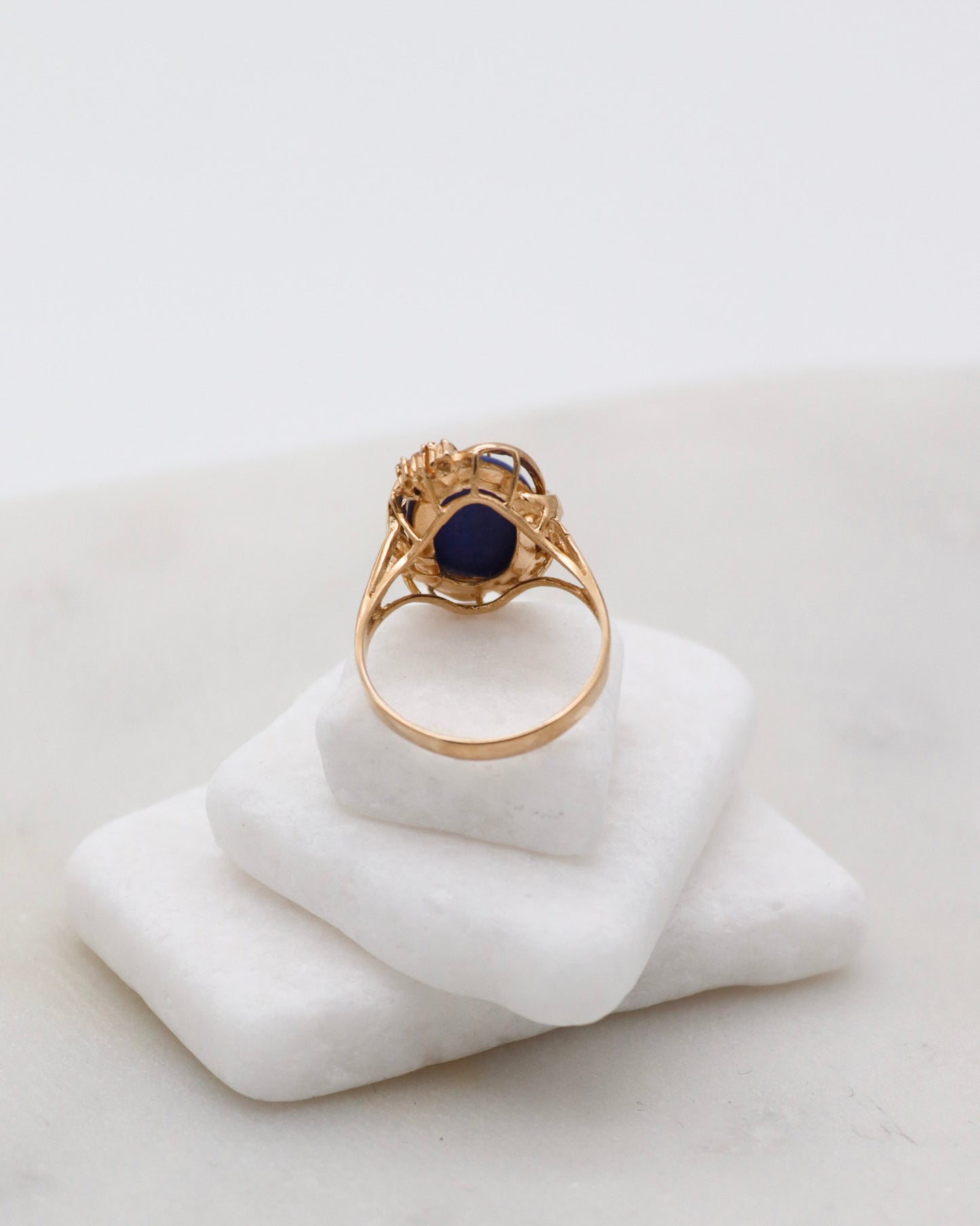 Vintage-Ring Francine mit 1ct Lapis Lazuli & 0.06ct Brillanten, extravagante Bezel- & Cathedral-Fassung in 585/-Gelbgold – München und Augsburg