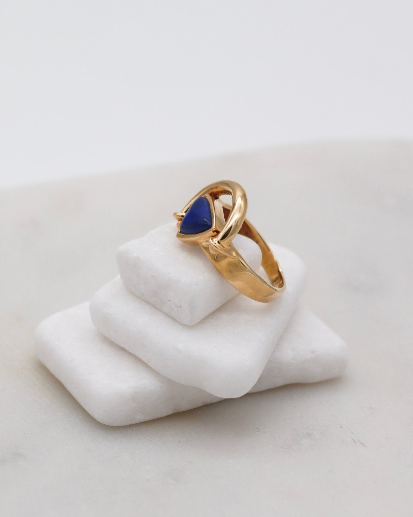 Vintage-Ring Gabrielle mit 0.70ct Trillantform-Lapis in Bezelfassung, Art-Déco-Design aus 585/-Gelbgold – erhältlich in München und Augsburg
