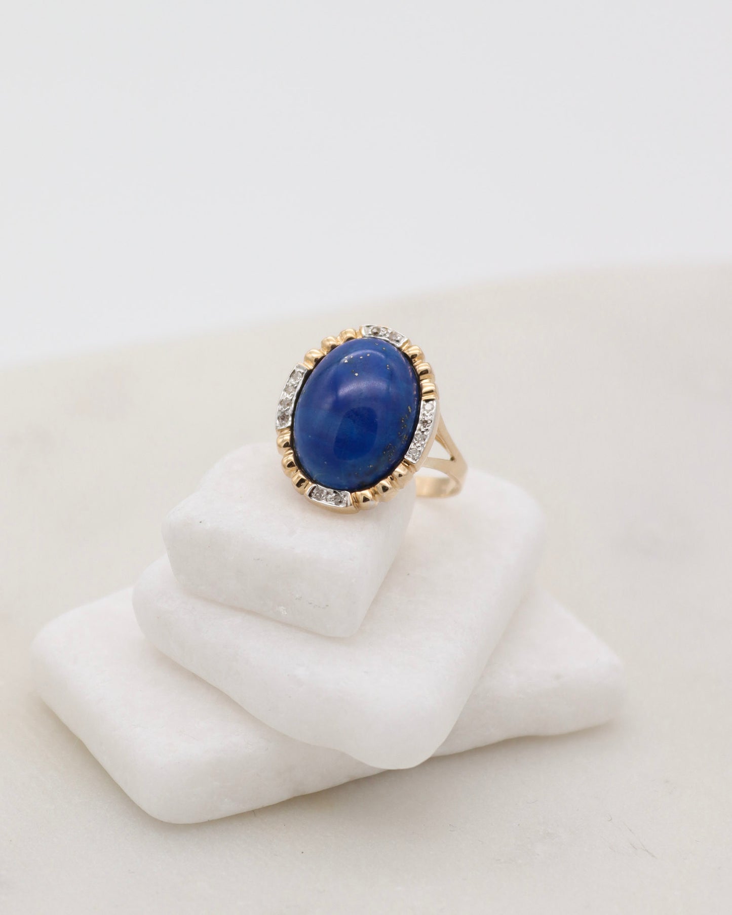 Vintage-Ring Hayley mit 2ct ovalem Lapis Lazuli & 0.07ct Brillanten, Halo-Design in Cathedral-Fassung aus 585/-Gelbgold – München und Augsburg
