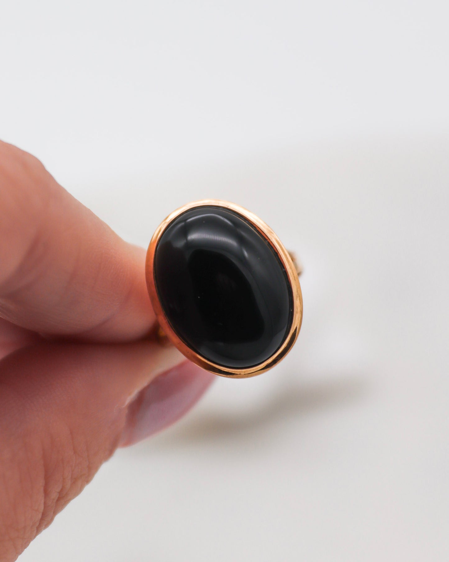 Vintage-Ring Mira mit 3ct ovalem Onyx in Bezel- & Cathedral-Fassung aus 585/-Gelbgold – zeitloser Klassiker aus München und Augsburg
