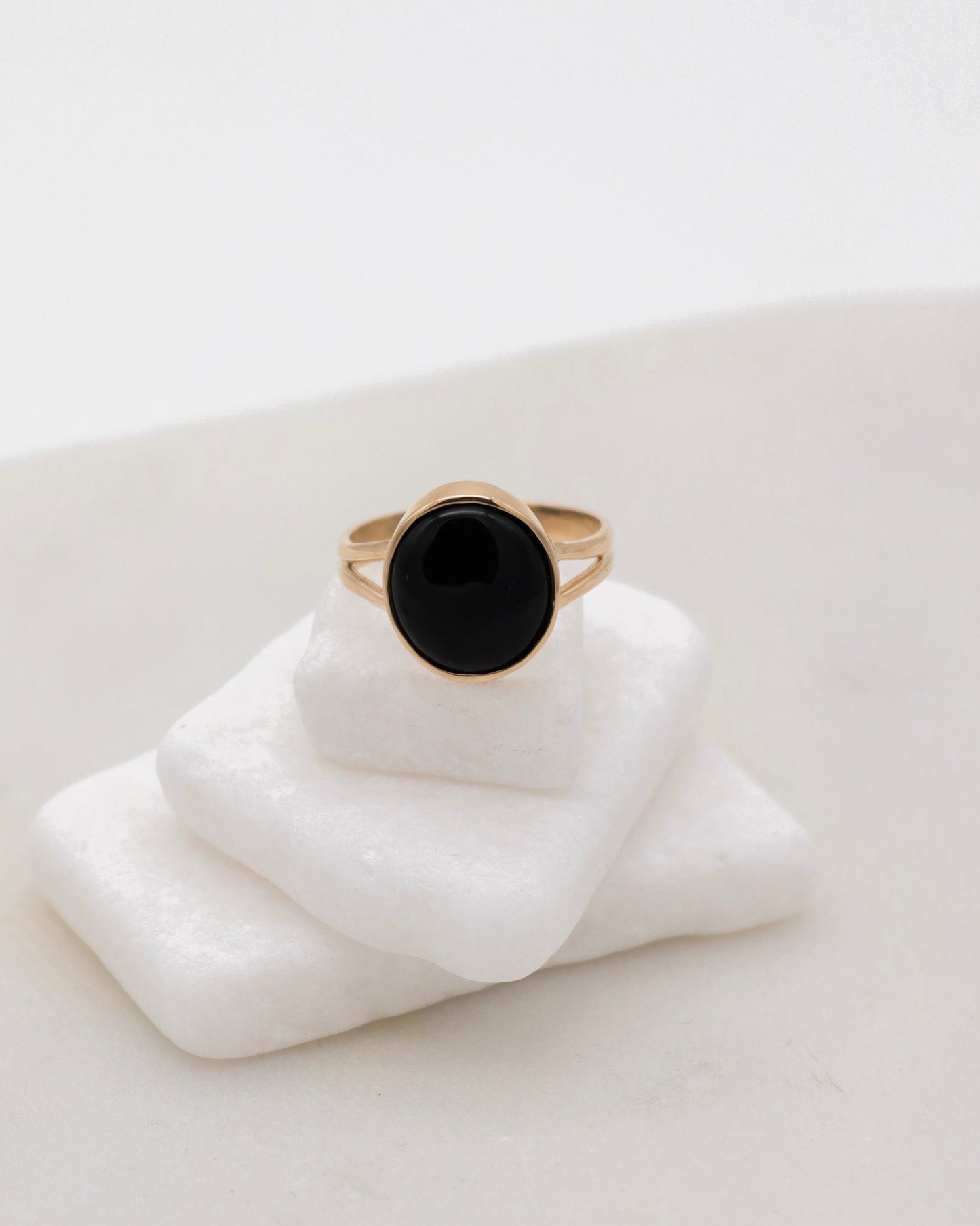 Vintage-Ring Violet mit 2ct ovalem Onyx in Bezelsetting, gespaltene Ringschiene aus 585/-Gelbgold – erhältlich in München und Augsburg
