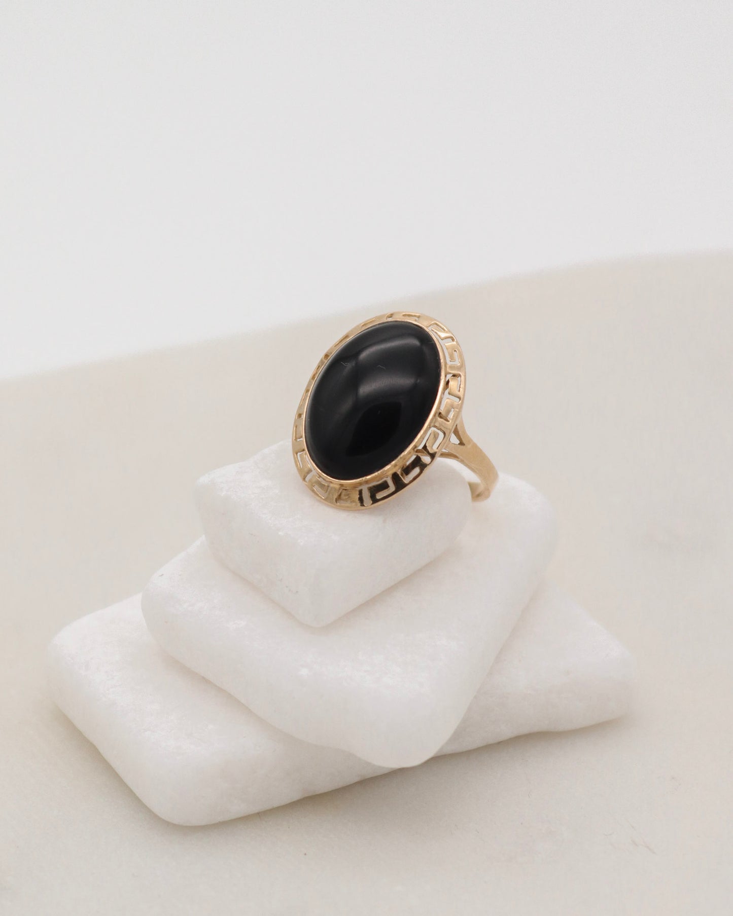 Vintage-Ring Lilith mit 2.5ct ovalem Onyx, Bezel- & Cathedral-Fassung aus 585/-Gelbgold, inspiriert vom antiken Stil – München und Augsburg