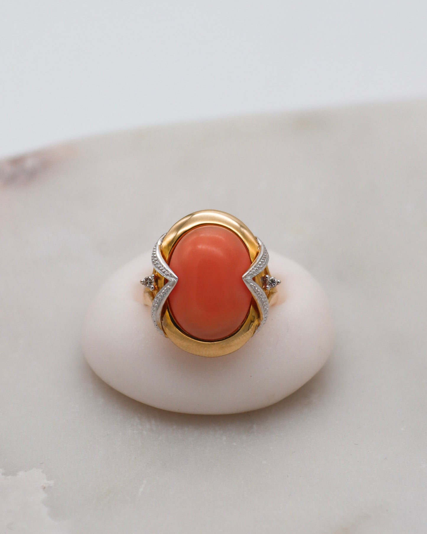 Vintage-Ring Monica mit ovaler Koralle & 2 Brillanten in Bezel- & Bicolor-Fassung aus 585/-Gelb- und Weißgold – erhältlich in München und Augsburg