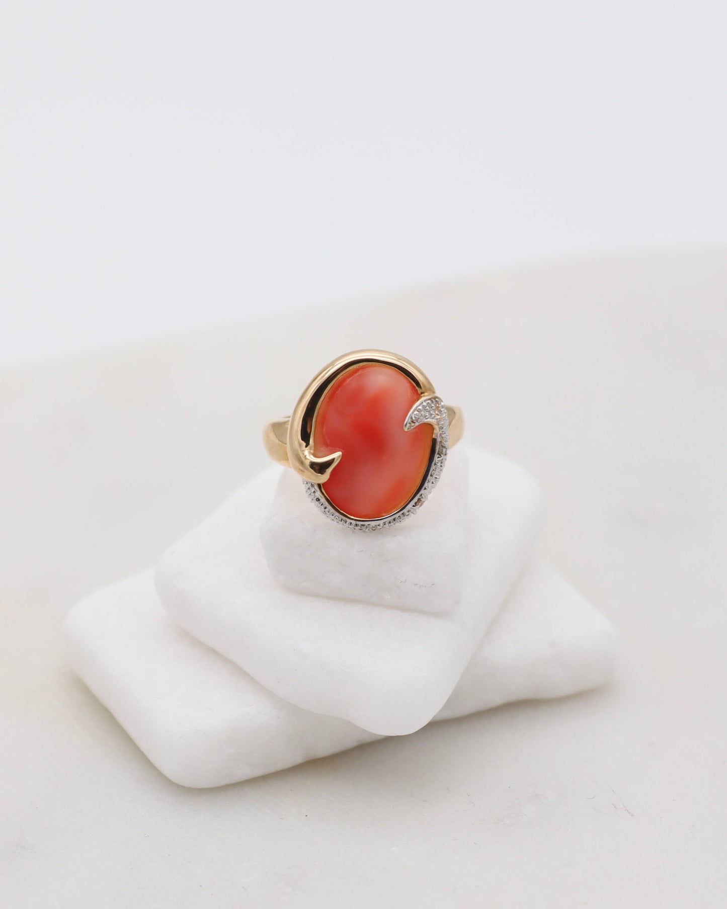 Vintage-Ring Naomi mit ovaler Koralle & 2 Brillanten in kunstvoller Zargenfassung aus 585/-Gelb- & Weißgold – erhältlich in München und Augsburg