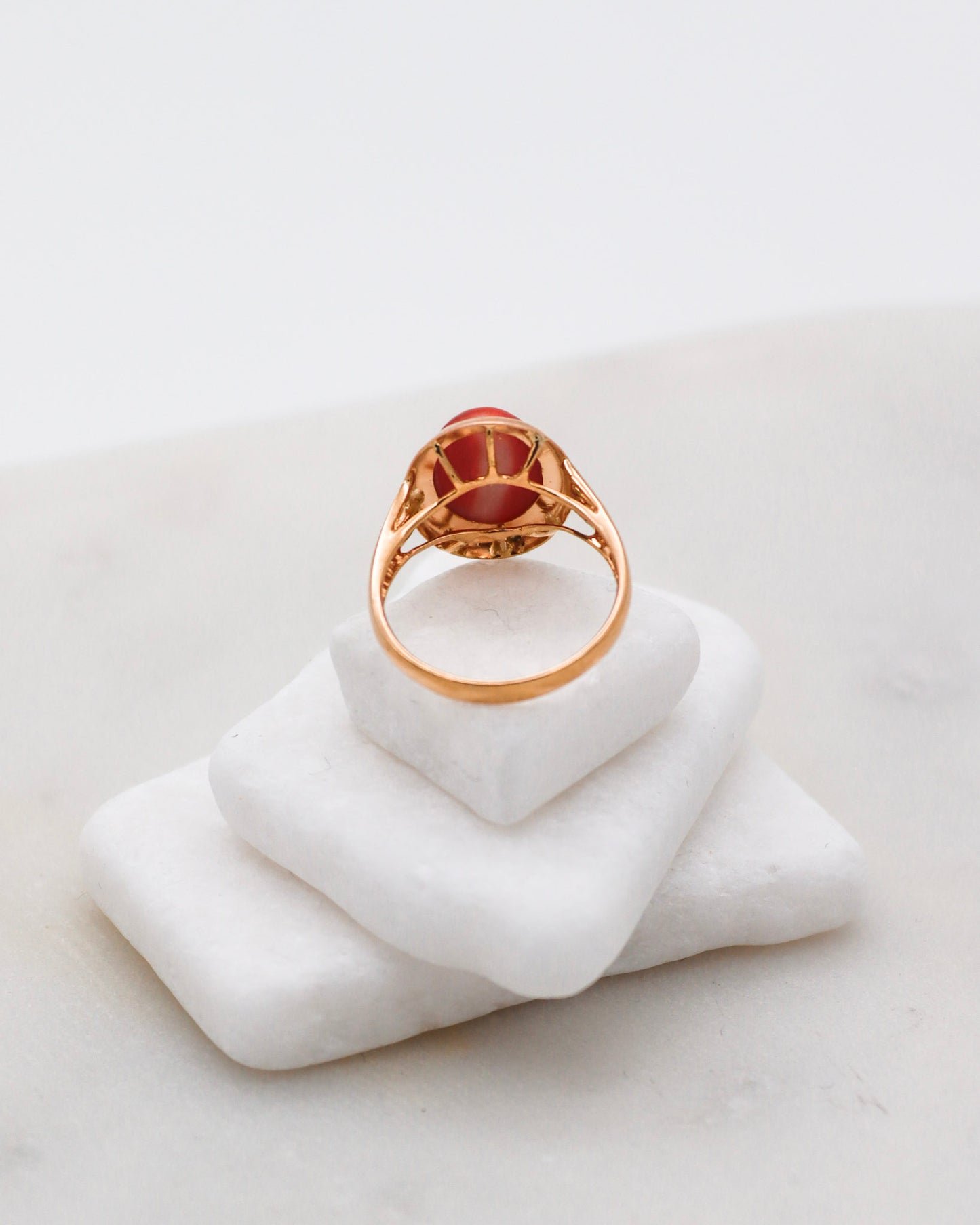 Vintage-Ring Ophelia mit ovaler Koralle in Bezel- & Cathedral-Fassung, gespaltene Ringschiene aus 585/-Gelbgold – erhältlich in München und Augsburg