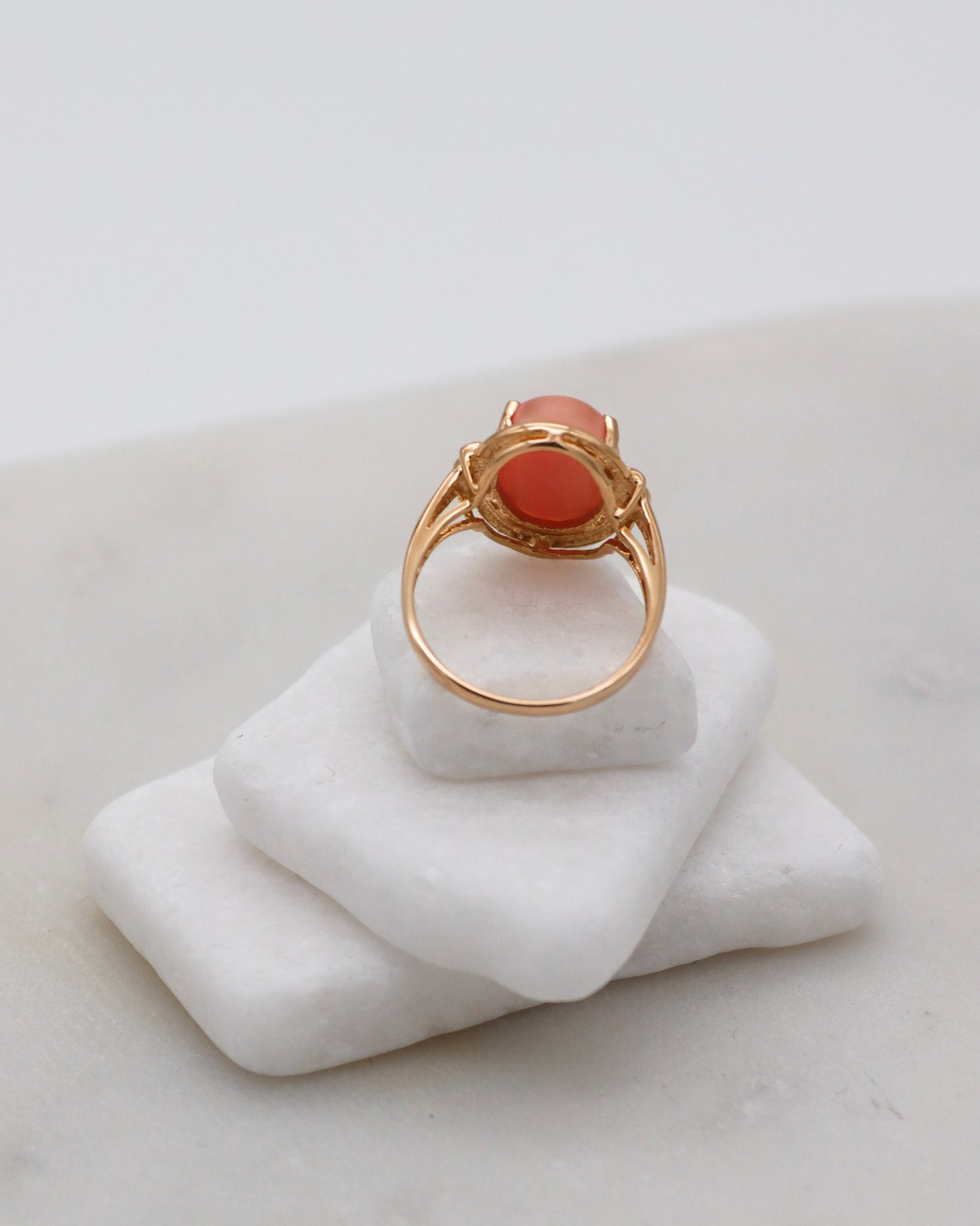 Vintage-Ring Susannah mit ovaler Koralle & Brillanten in 585/-Gelbgold, Krappen- & Cathedral-Fassung – erhältlich in München und Augsburg