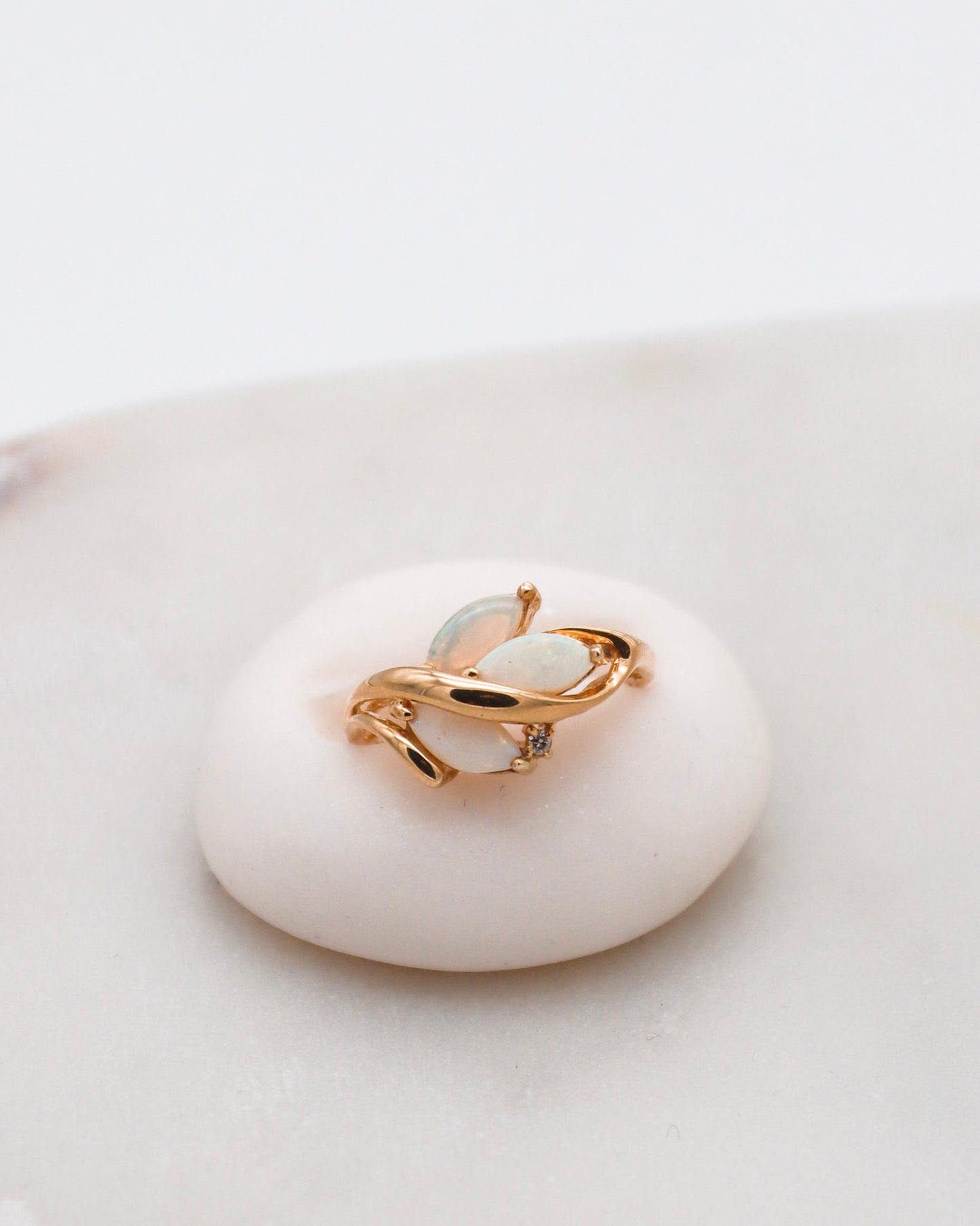 Vintage-Ring Teresa mit Opalen und Brillant im floralen Design
