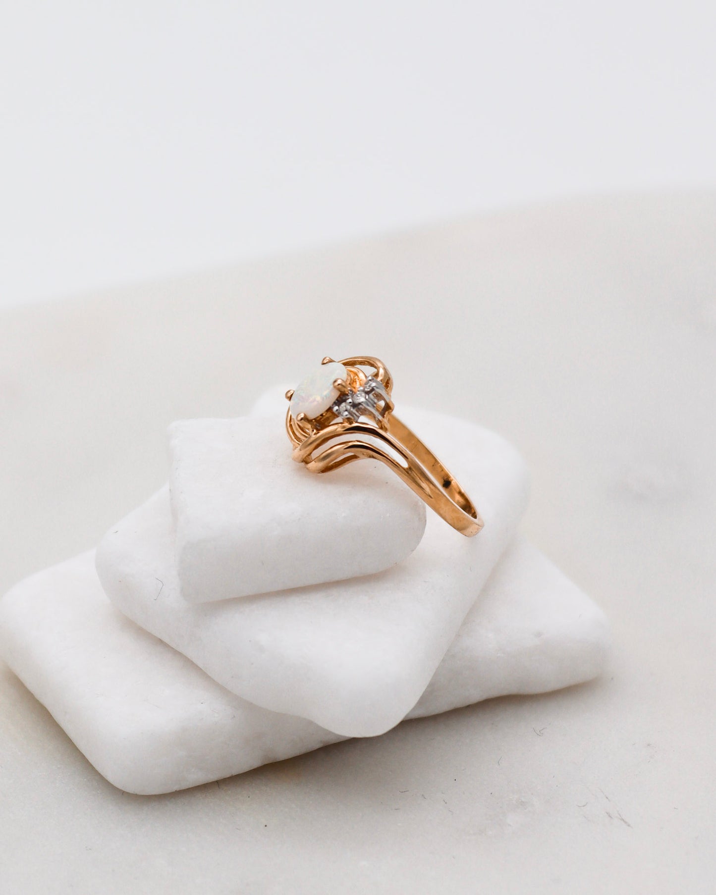Vintage-Ring Zoe mit 0.50ct Opal und Diamanten in 585/-Gelbgold, zartes Design mit Farbspiel – erhältlich in München und Augsburg
