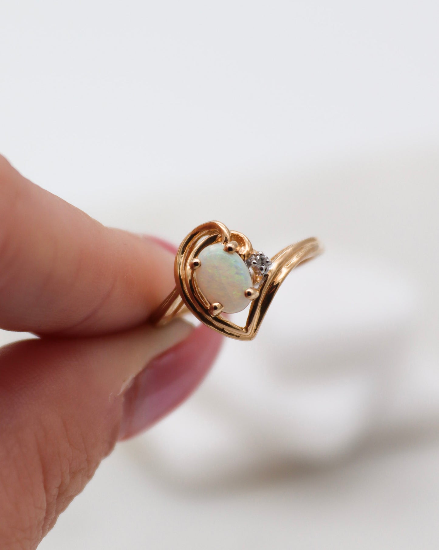 Vintage-Ring Amber mit 0.25ct Opal und Brillant in 585/-Gelbgold, zarte Fassung und irisierender Schimmer – erhältlich in München und Augsburg