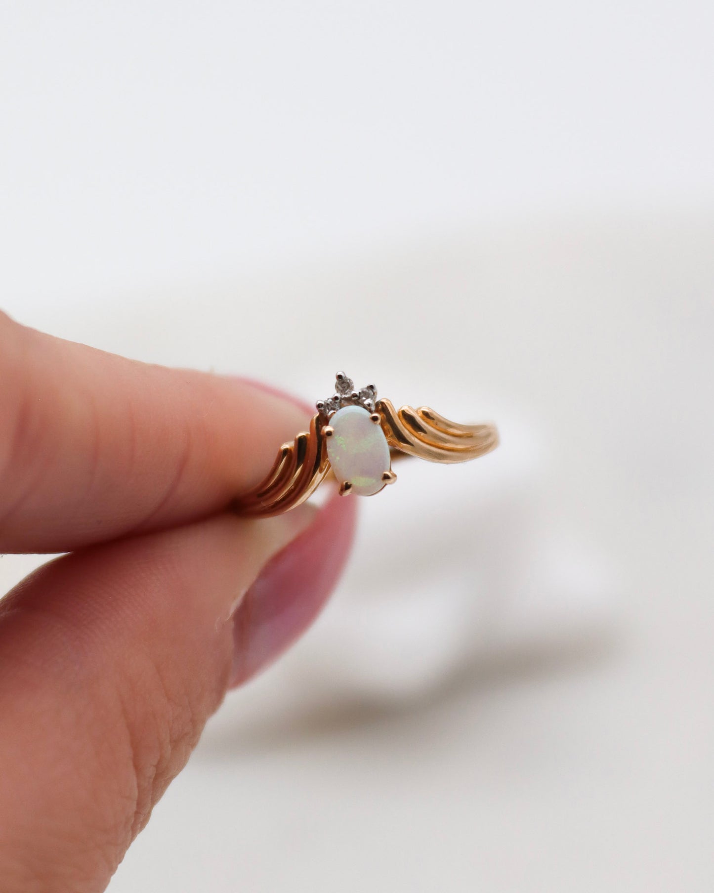Vintage-Ring Margaret mit 0.08ct Opal und Brillanten in 585/-Gelbgold, geschwungene Struktur – erhältlich in München und Augsburg