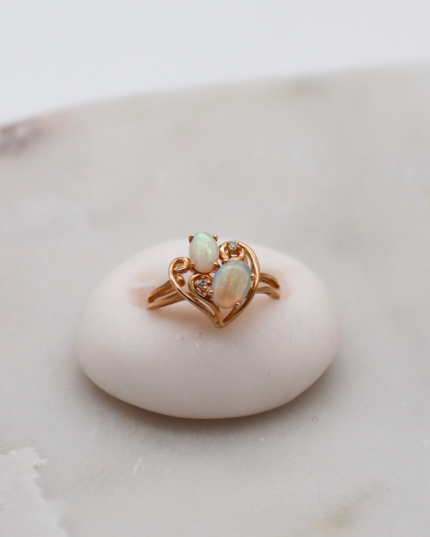 Vintage-Ring Estelle mit 0.40ct Opalen & Brillanten in 585/-Gelbgold, romantisches Herzdesign – erhältlich in München und Augsburg