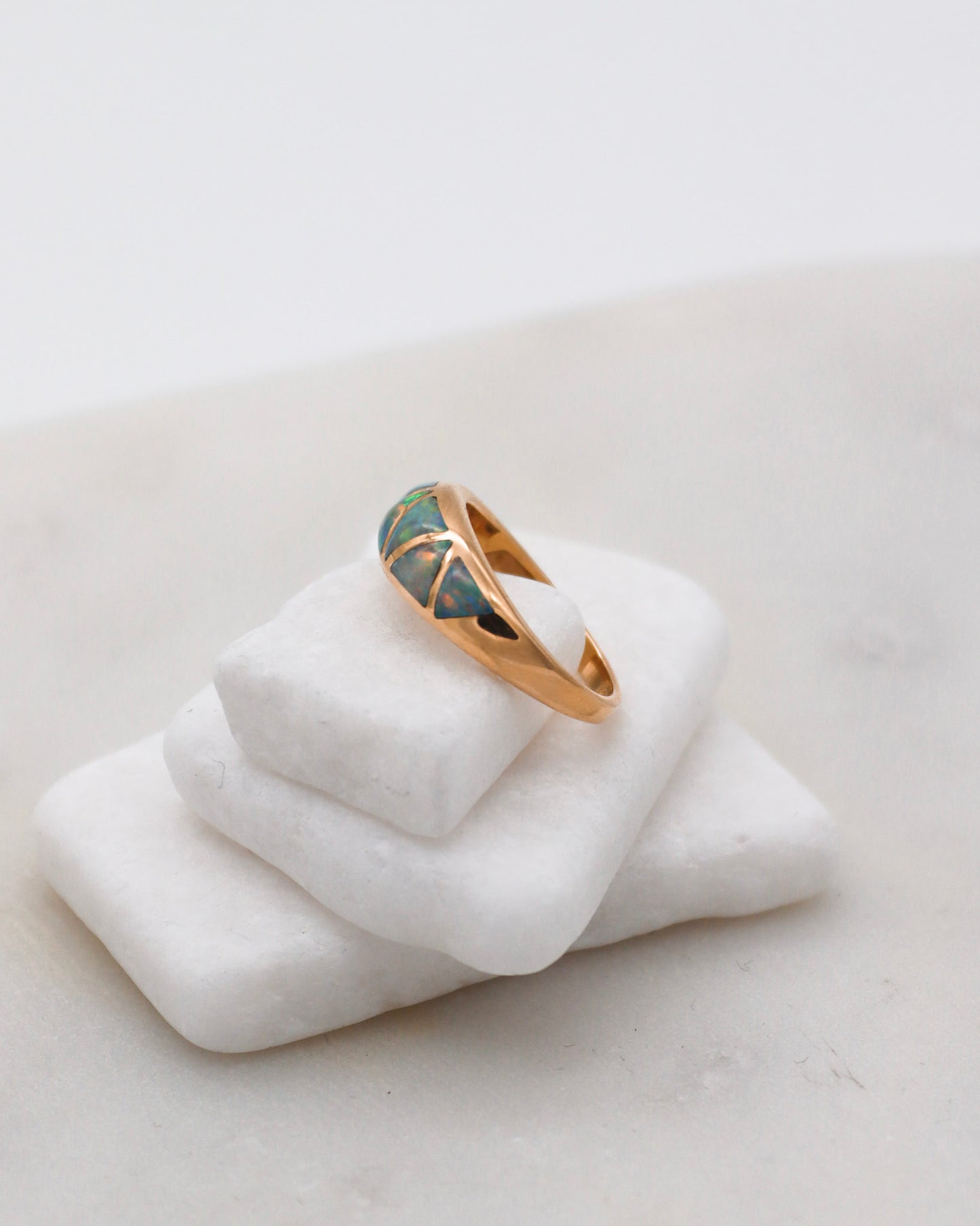 Vintage-Ring Gilian mit 0.35ct Opalen im Trillantschliff in 585/-Gelbgold – Mosaik-Look, erhältlich in München und Augsburg