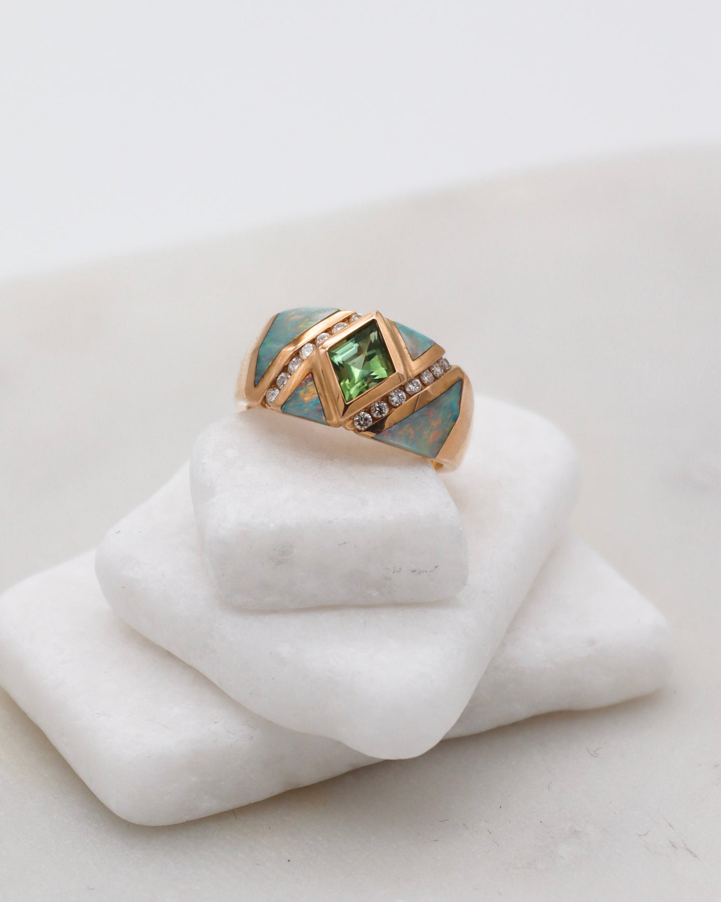 Vintage-Ring Hedy mit 0.5ct Peridot, Opalen & Brillanten in 585/-Gelbgold – erhältlich in München und Augsburg