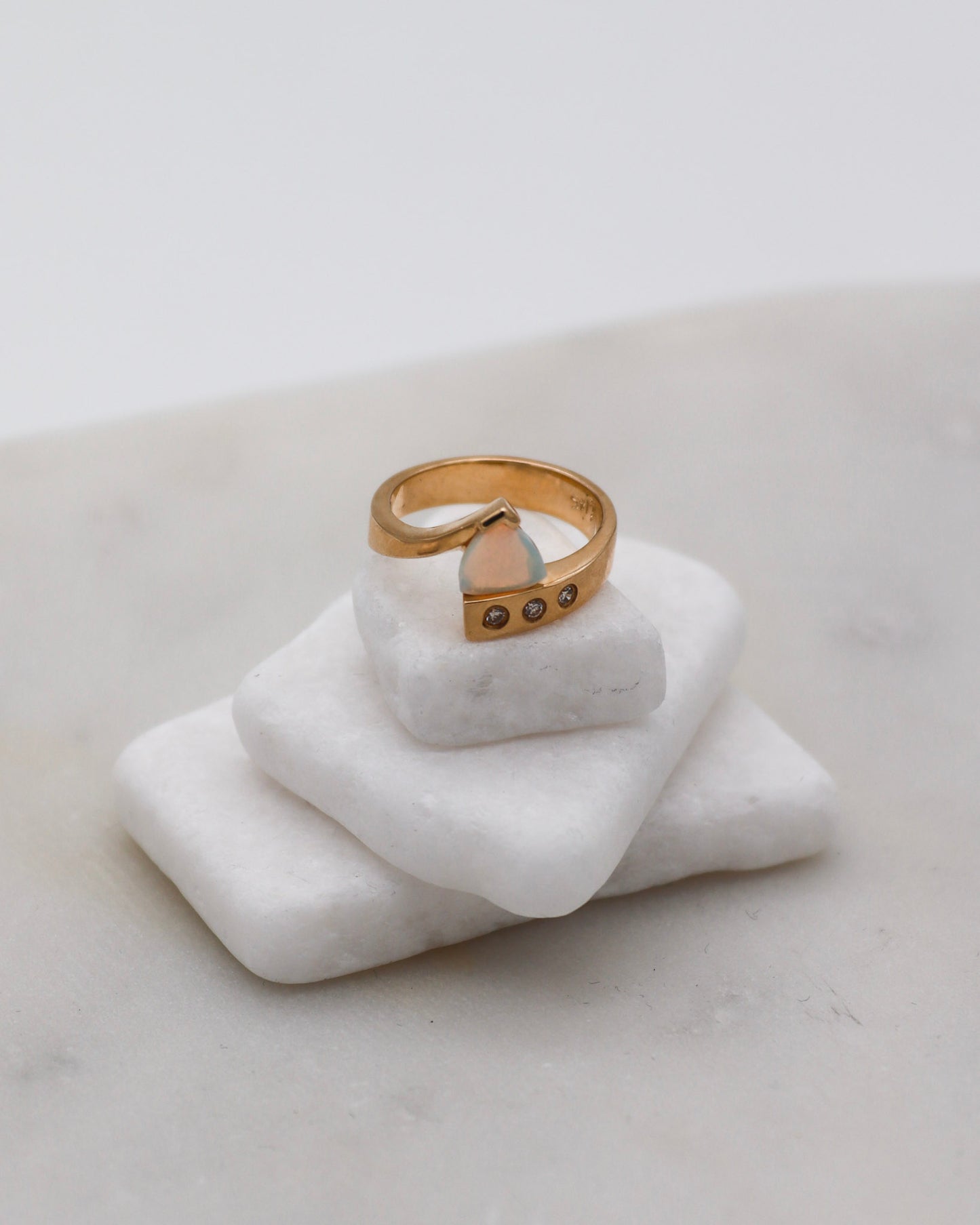 Vintage-Ring Janelle mit 0.30ct Trillantform-Opal & Brillanten in 585/-Gelbgold – erhältlich in München und Augsburg