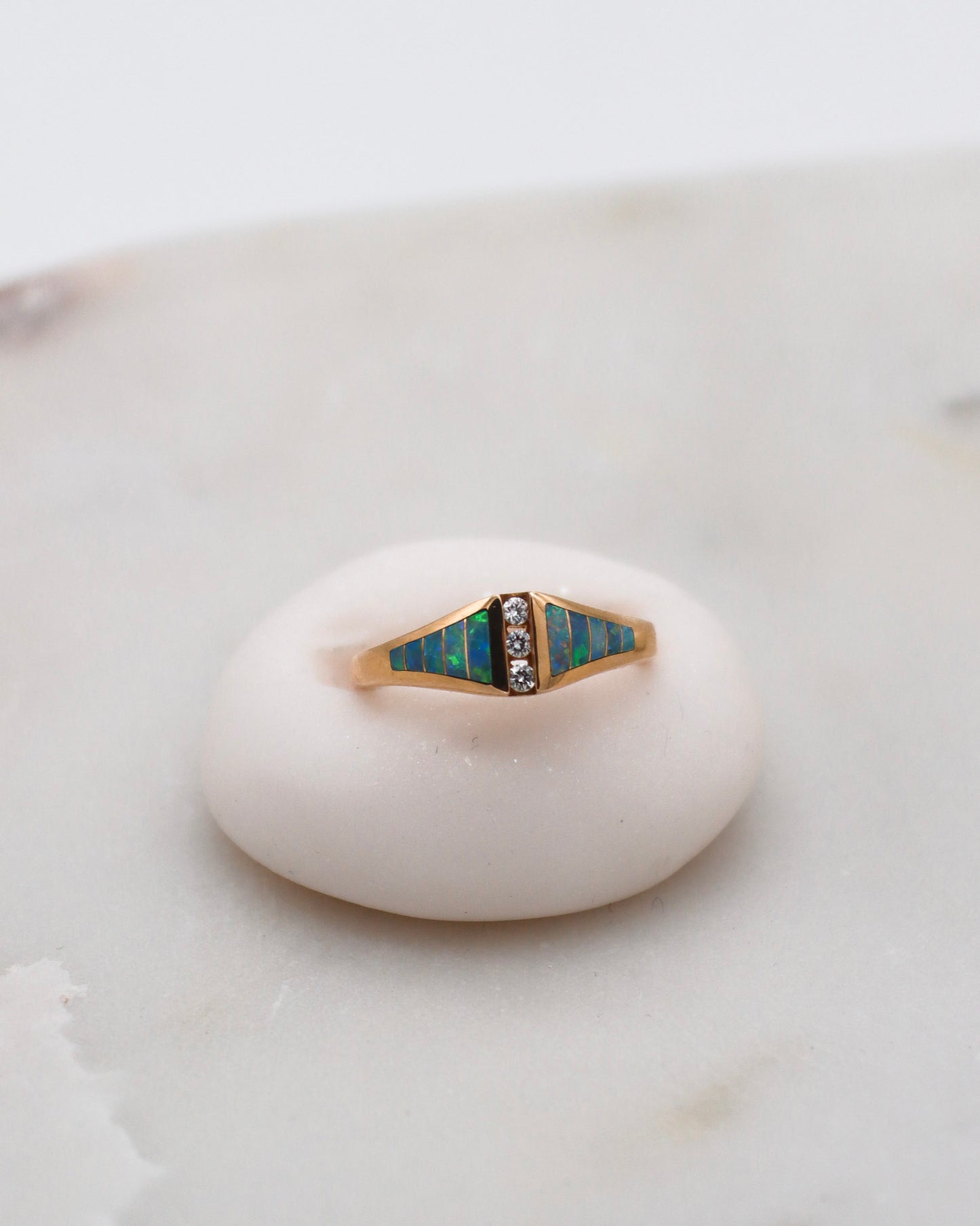 Vintage-Ring Kim mit 0.10ct Tapered-Opalen & 0.06ct Brillanten in 585/-Gelbgold – erhältlich in München und Augsburg