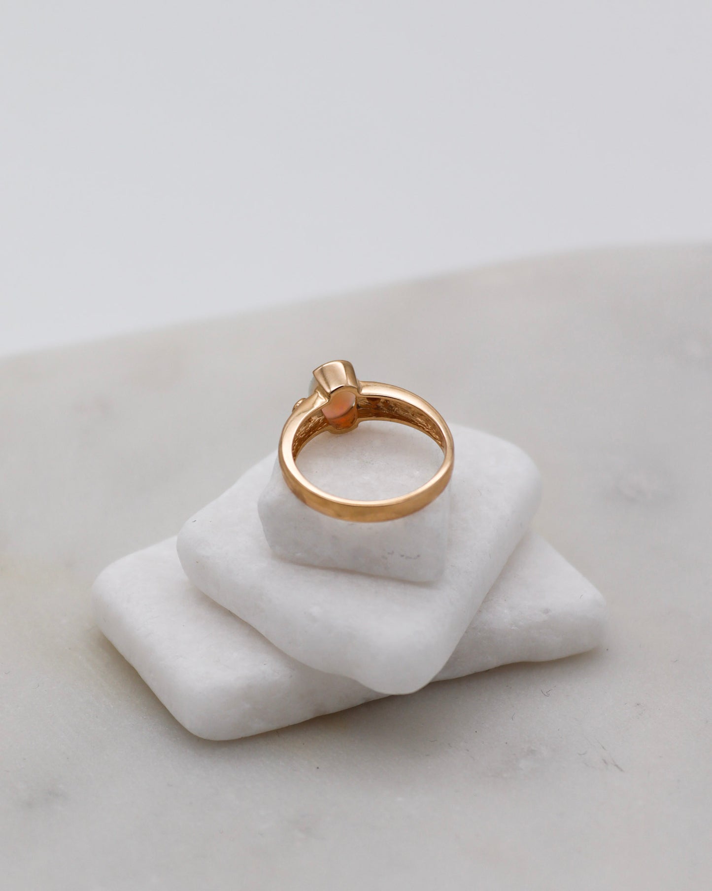 Vintage-Ring Lisa mit 0.30ct Opal & 0.04ct Brillanten in 585/-Gelbgold – erhältlich in München und Augsburg