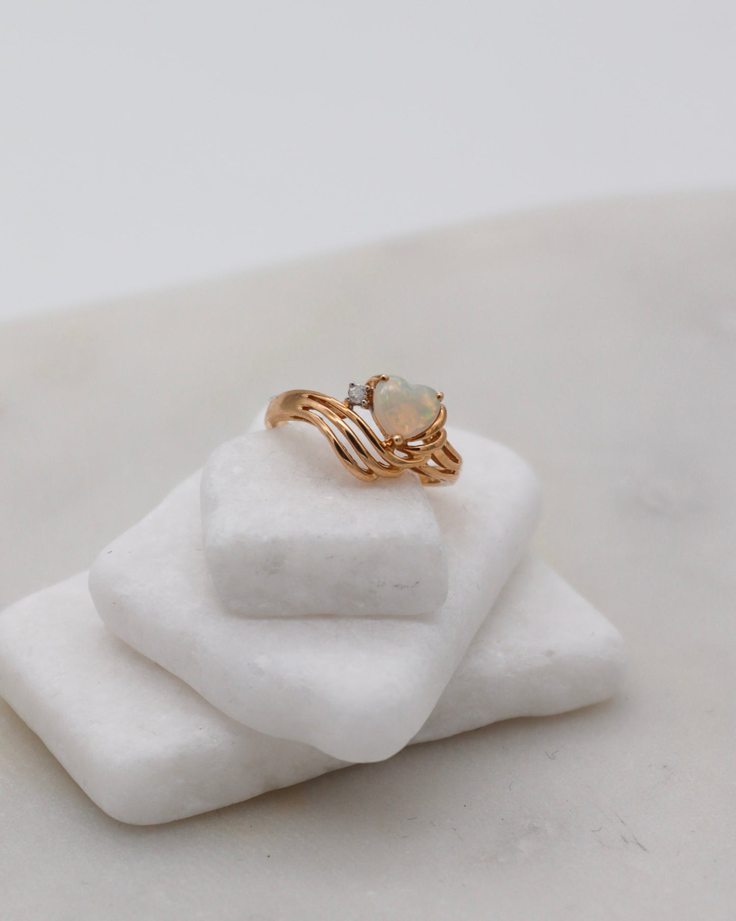 Vintage-Ring Mila mit 0.15ct Herz-Opal & 0.02ct Brillant in 585/-Gelbgold – erhältlich in München und Augsburg