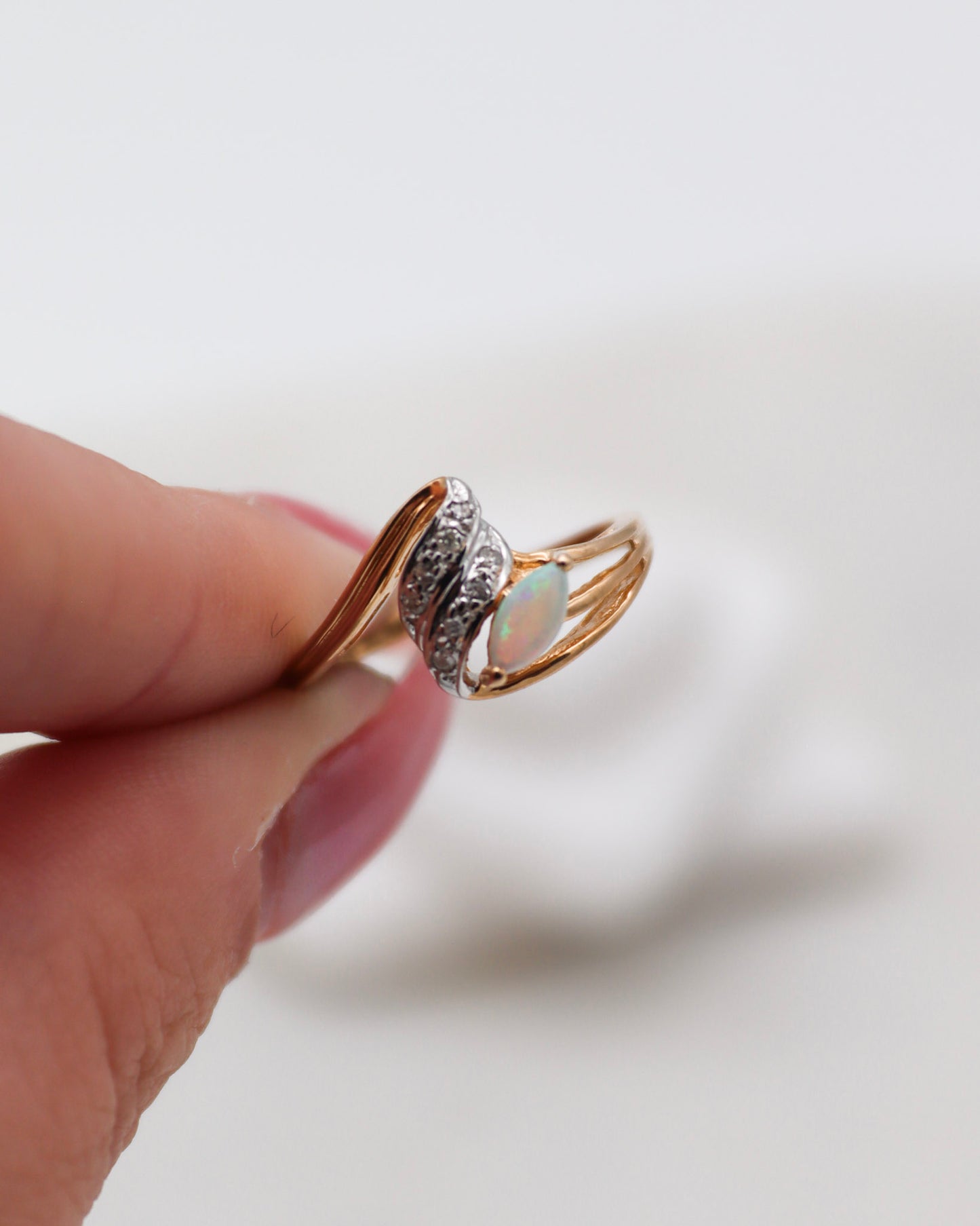 Vintage-Ring Nicole mit 0.05ct Marquise-Opal & 0.04ct Brillanten in 585/-Gelbgold & Weißgold – erhältlich in München und Augsburg