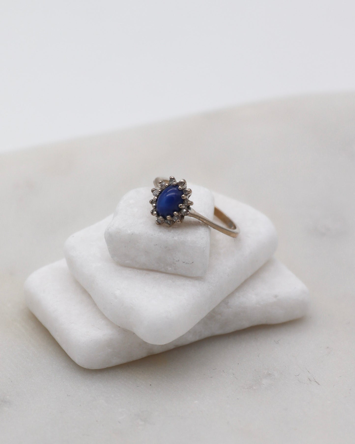 Vintage-Ring Liliane mit Saphir und Stern-Halo aus Brillanten