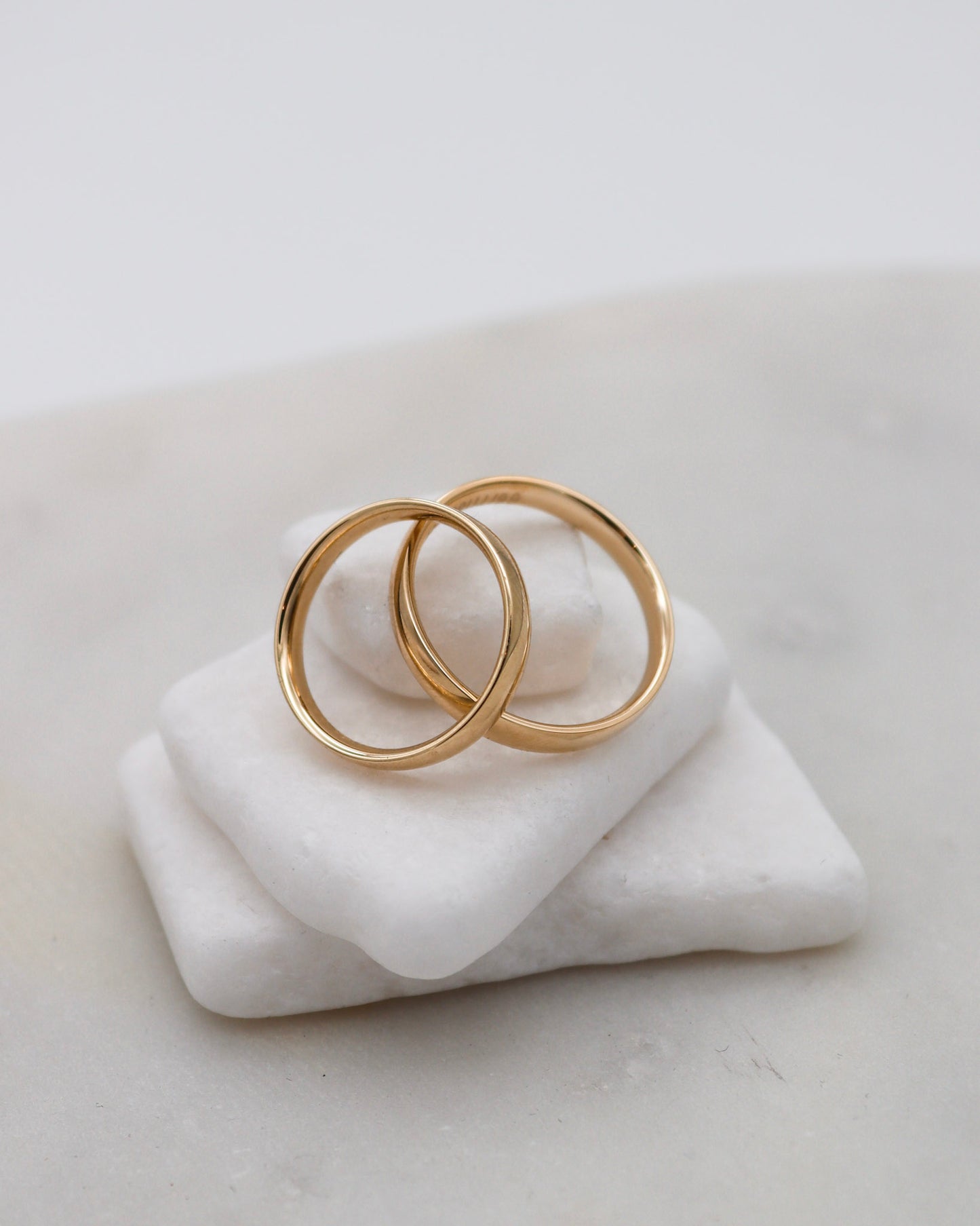 Eheringe aus Gelbgold mit polierter Oberfläche und geometrischer Brillantfassung