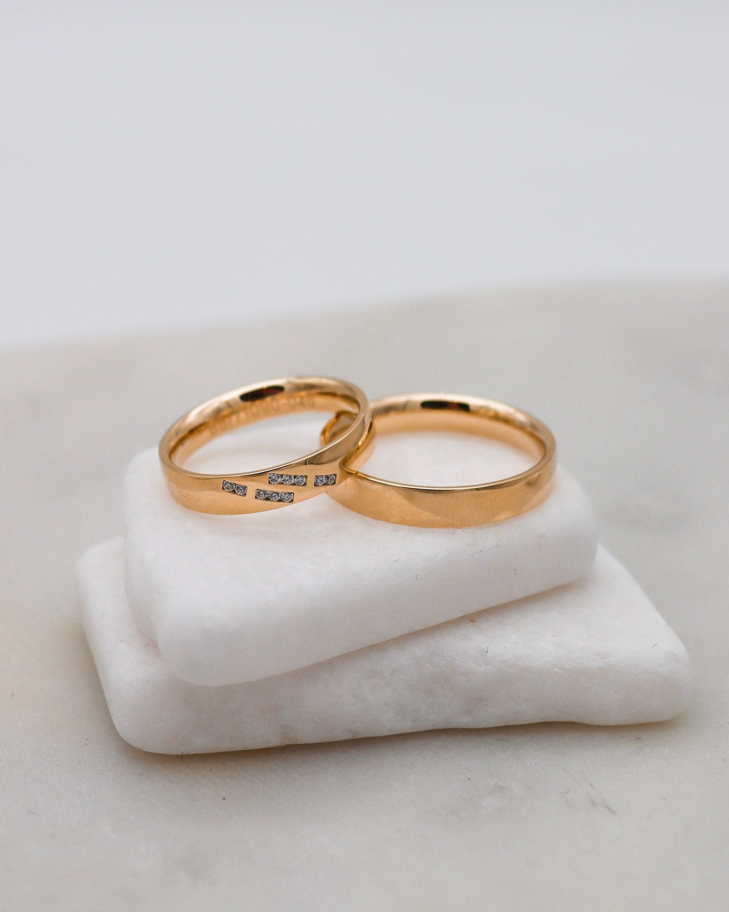 Eheringe aus Gelbgold mit polierter Oberfläche und eckiger Brillantfassung