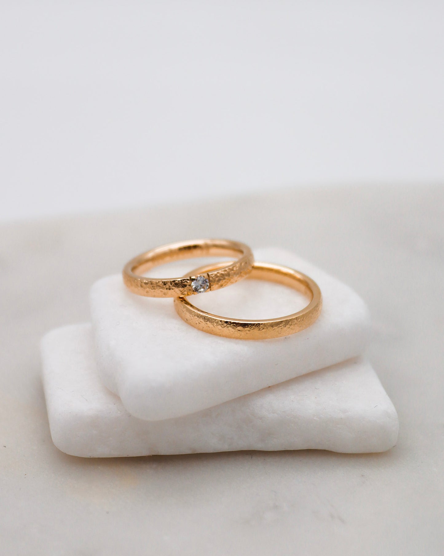 Eheringe in Gelbgold mit Nadelmattierung und Solitär-Brillant