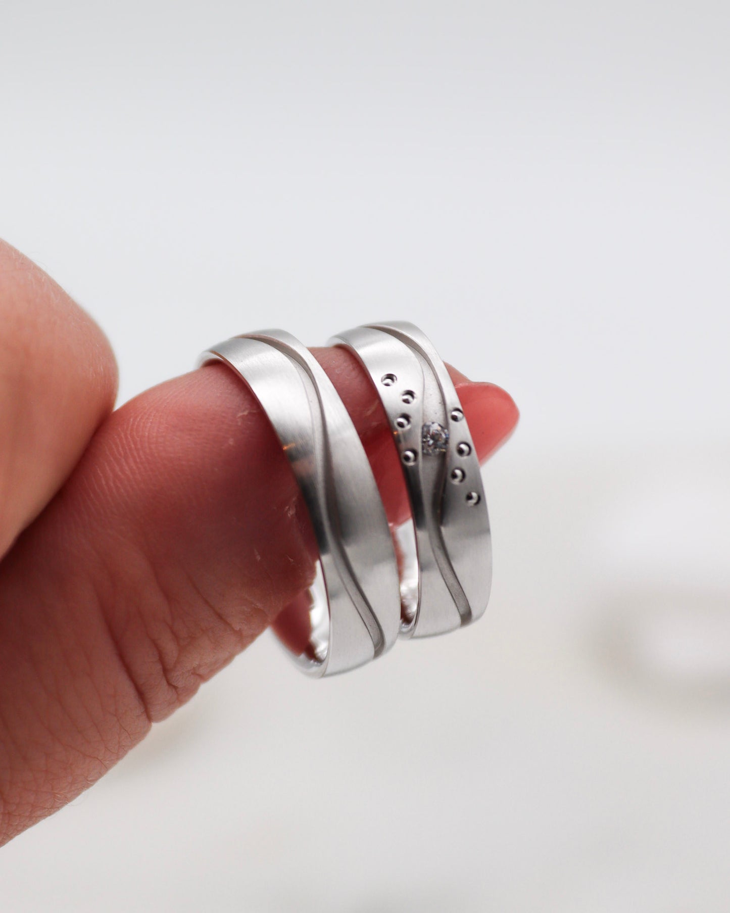 Eheringe mit Brillant und längsmatter Oberfläche – München & Augsburg