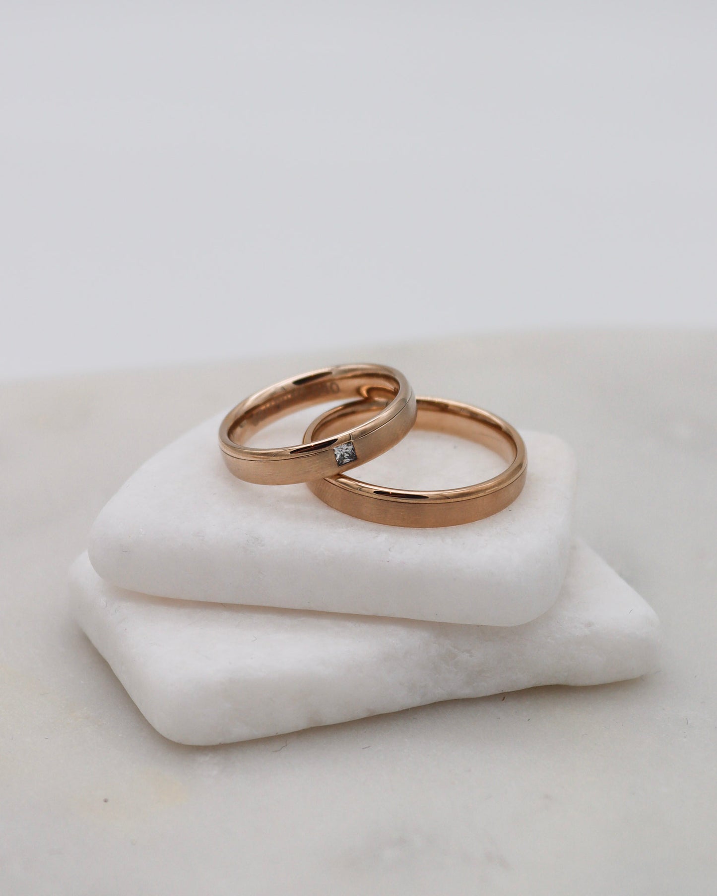 Eheringe mit Fugen-Design und Princess-Cut-Diamant – modern & stilvoll