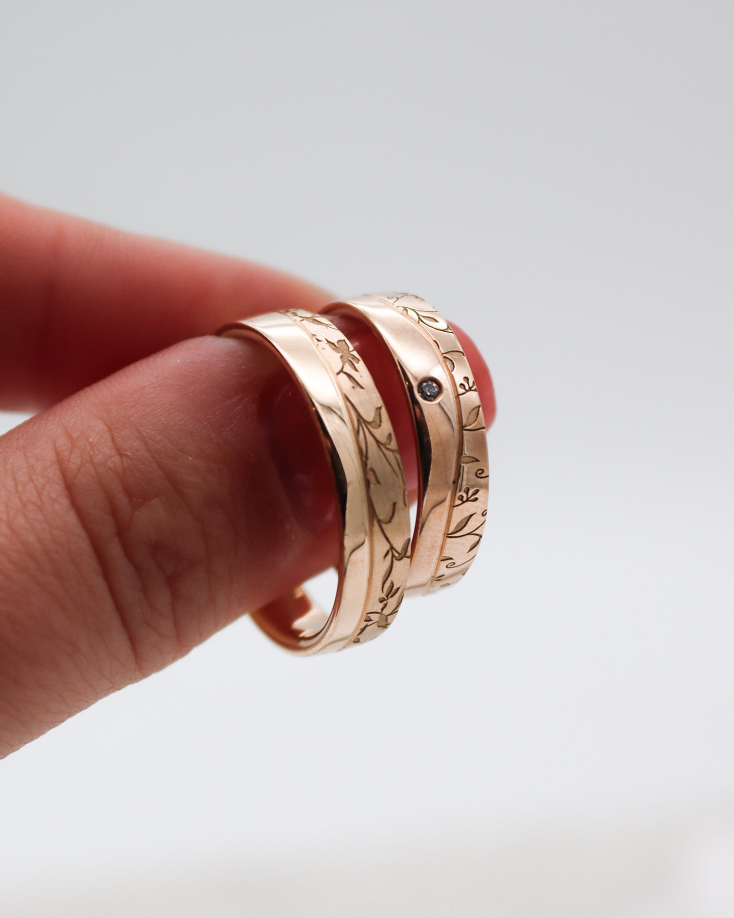 Apricotgoldene Eheringe mit floralem Muster und 0.15ct Solitär