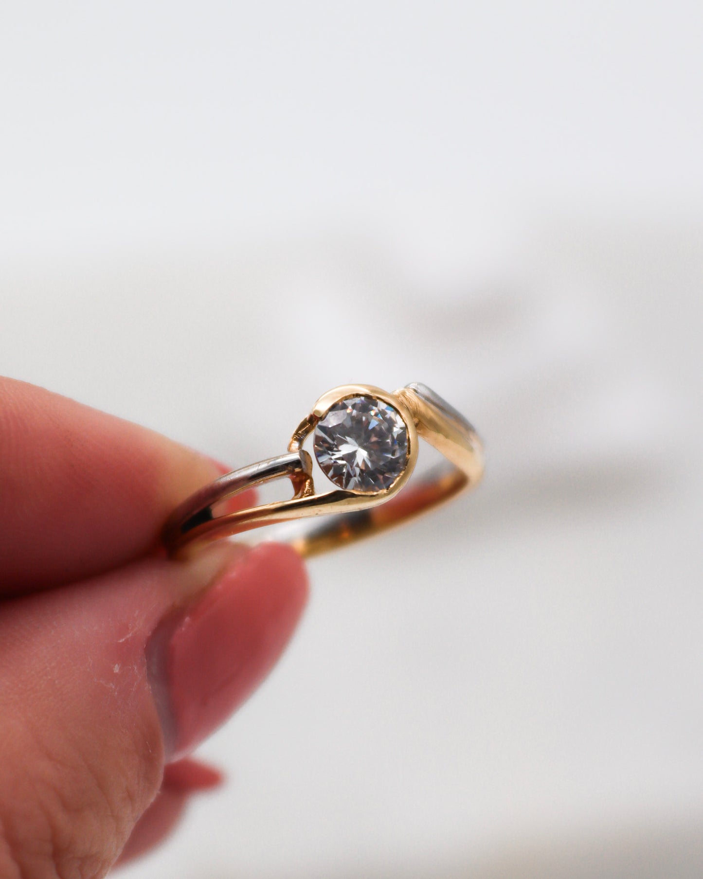 Vintage-Ring Doreen mit 1ct Zirkonia in Bezel-Fassung, gespaltene Bicolor-Ringschiene aus 585/-Gelb- & Weißgold – erhältlich in München und Augsburg