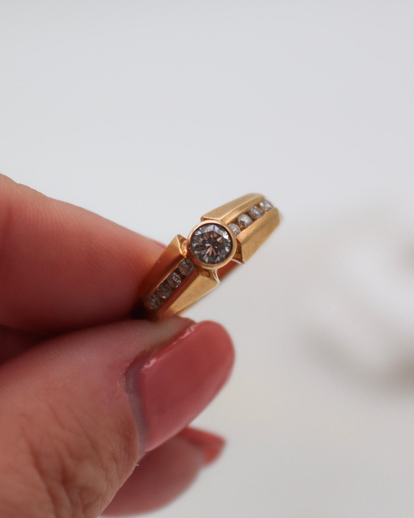 Vintage-Ring Clarisse mit 0.28ct Mittelstein & 0.20ct seitlichen Brillanten in Bezel- & Kanalfassung, 585/-Gelbgold – erhältlich in München und Augsburg