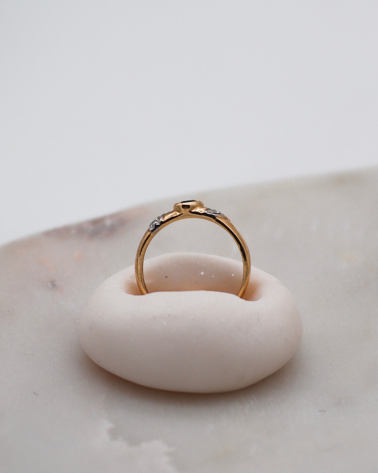 Vintage-Ring Kitt mit 0.24ct Smaragd und 0.02ct Diamanten in 585er Gelbgold und Weißgelbgold – erhältlich in München und Augsburg