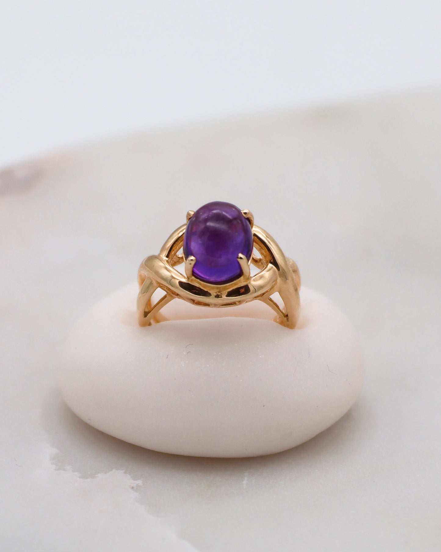Vintage-Ring Janice mit 2ct Amethyst-Cabochon, Schleifen-Ringschiene in 585/-Gelbgold – elegantes Design, erhältlich in München und Augsburg