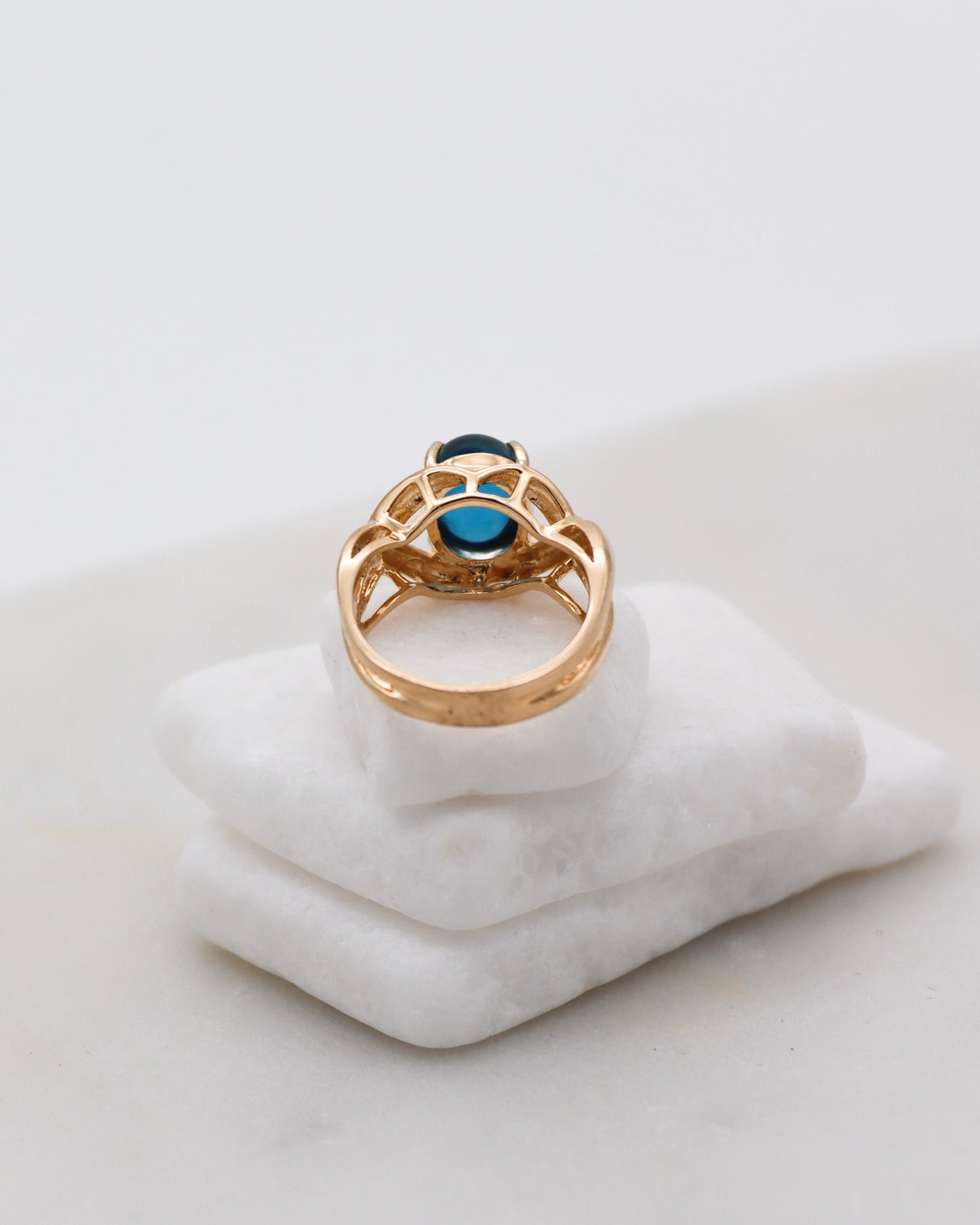 Vintage-Ring Rosalind mit 2ct facettiertem Topas (W/SV), Schleifen-Ringschiene in 585/-Gelbgold – erhältlich in München und Augsburg