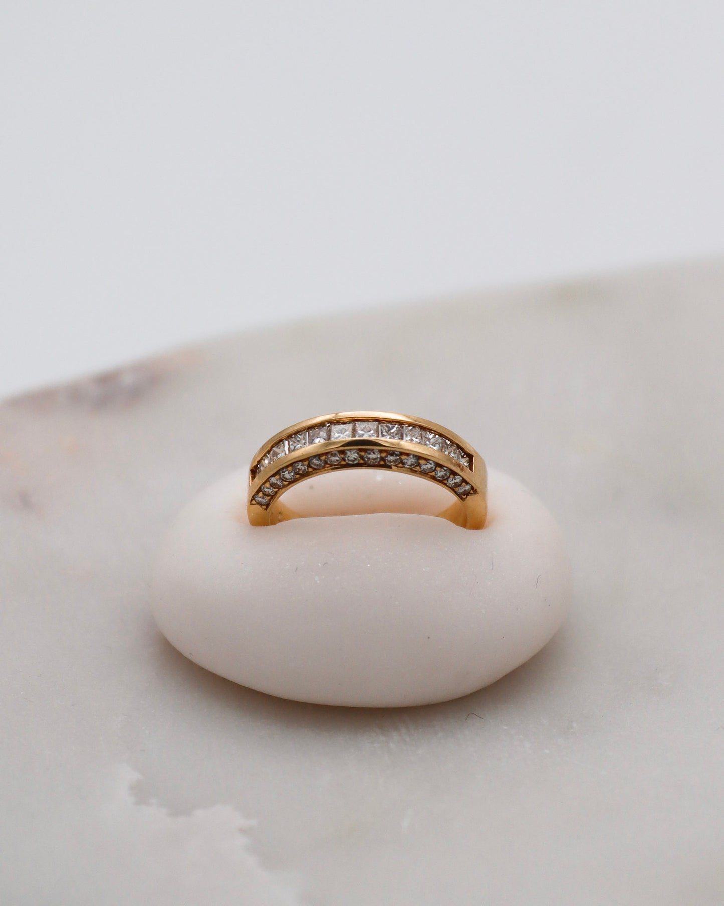 Vintage-Ring Xenia mit 1.14ct Diamanten (Brillanten & Princess Cut) in Verschnitt- und Invisible-Fassung aus 585/-Gelbgold – erhältlich in München und Augsburg