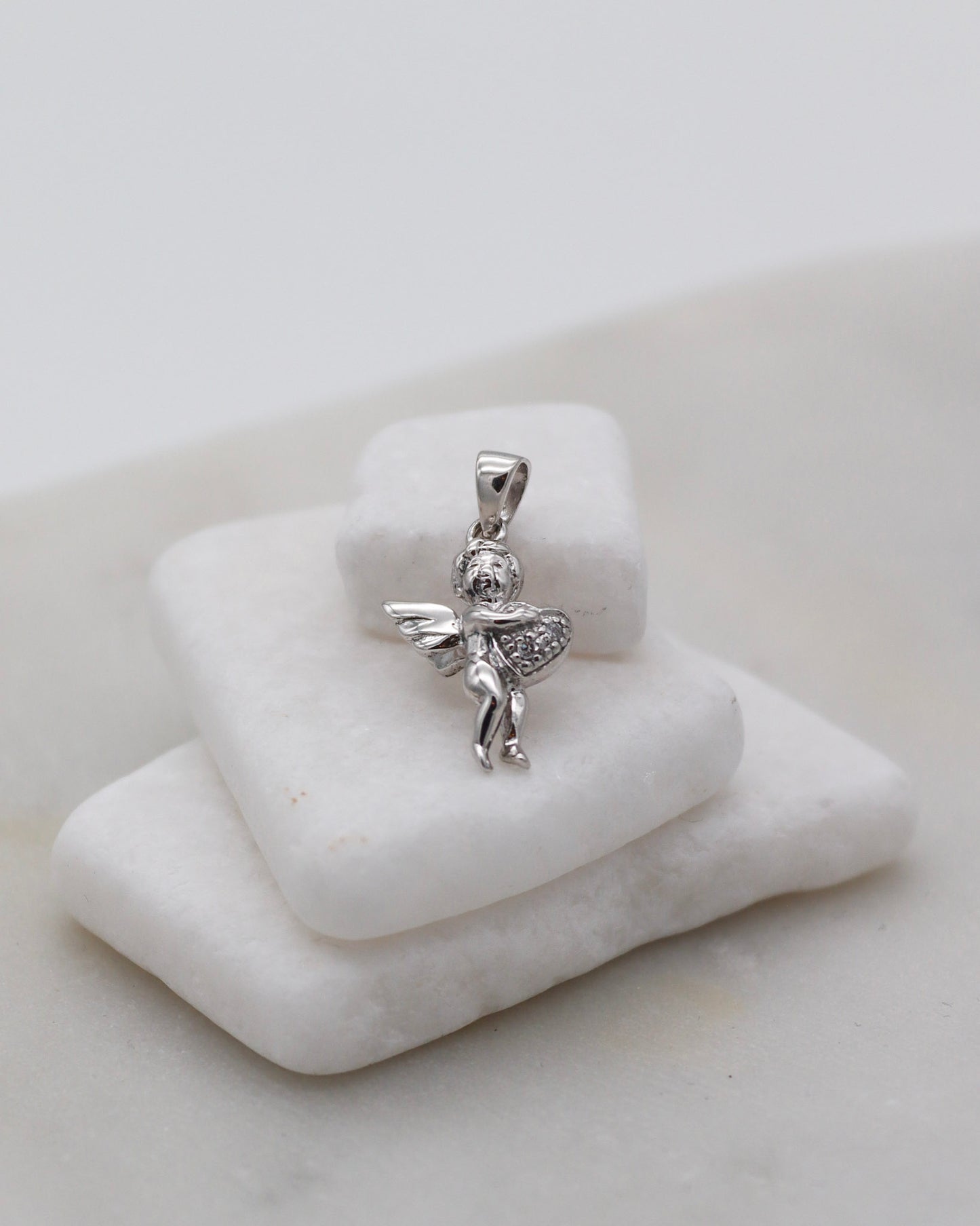 Engelanhänger aus Silber mit Zirkoniasteinen – Symbol der Schutzengel-Liebe